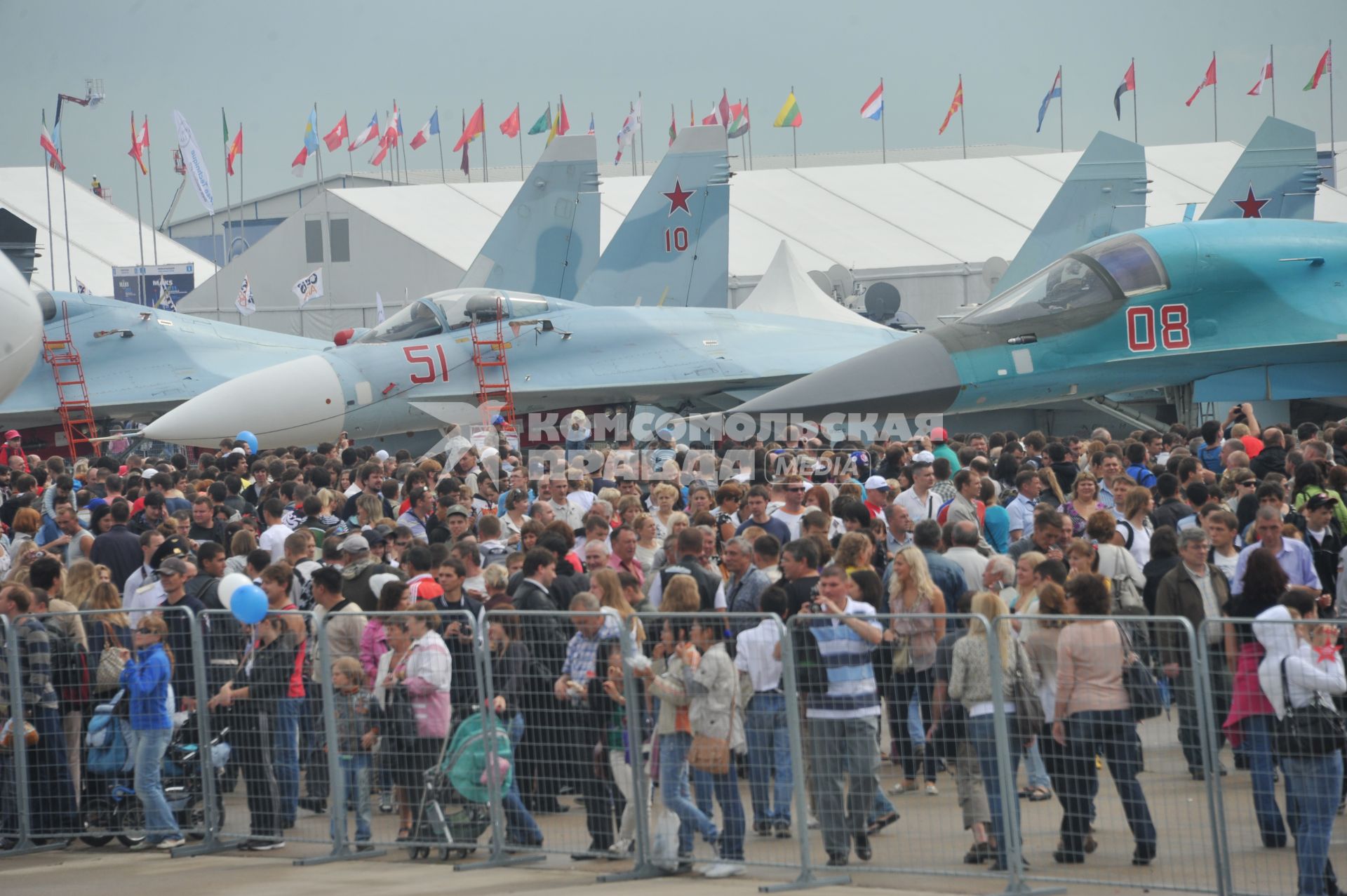 10-й Международный авиационно-космический салон `МАКС-2011`. На снимке посетители салона.