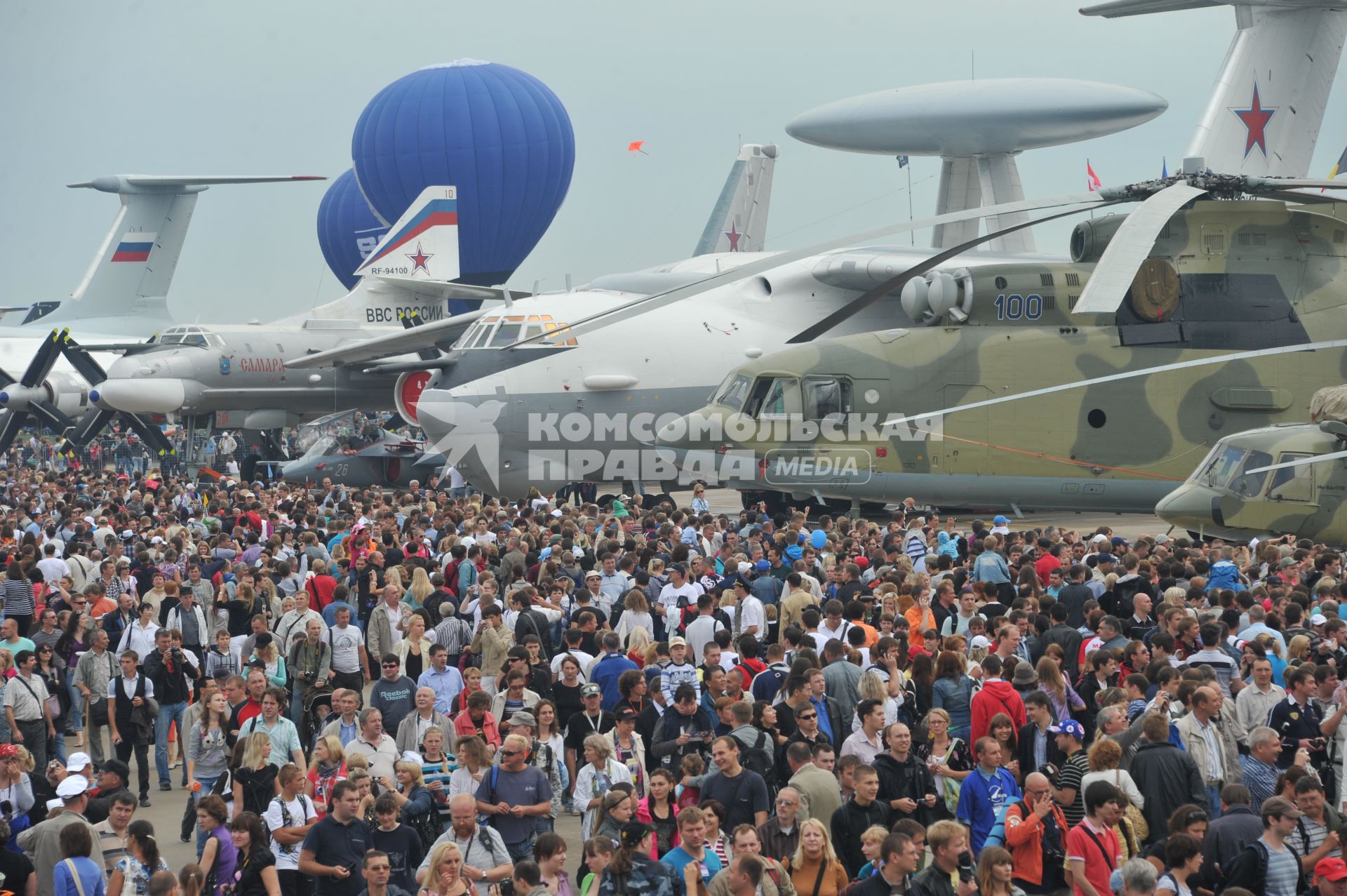 10-й Международный авиационно-космический салон `МАКС-2011`. На снимке посетители салона.