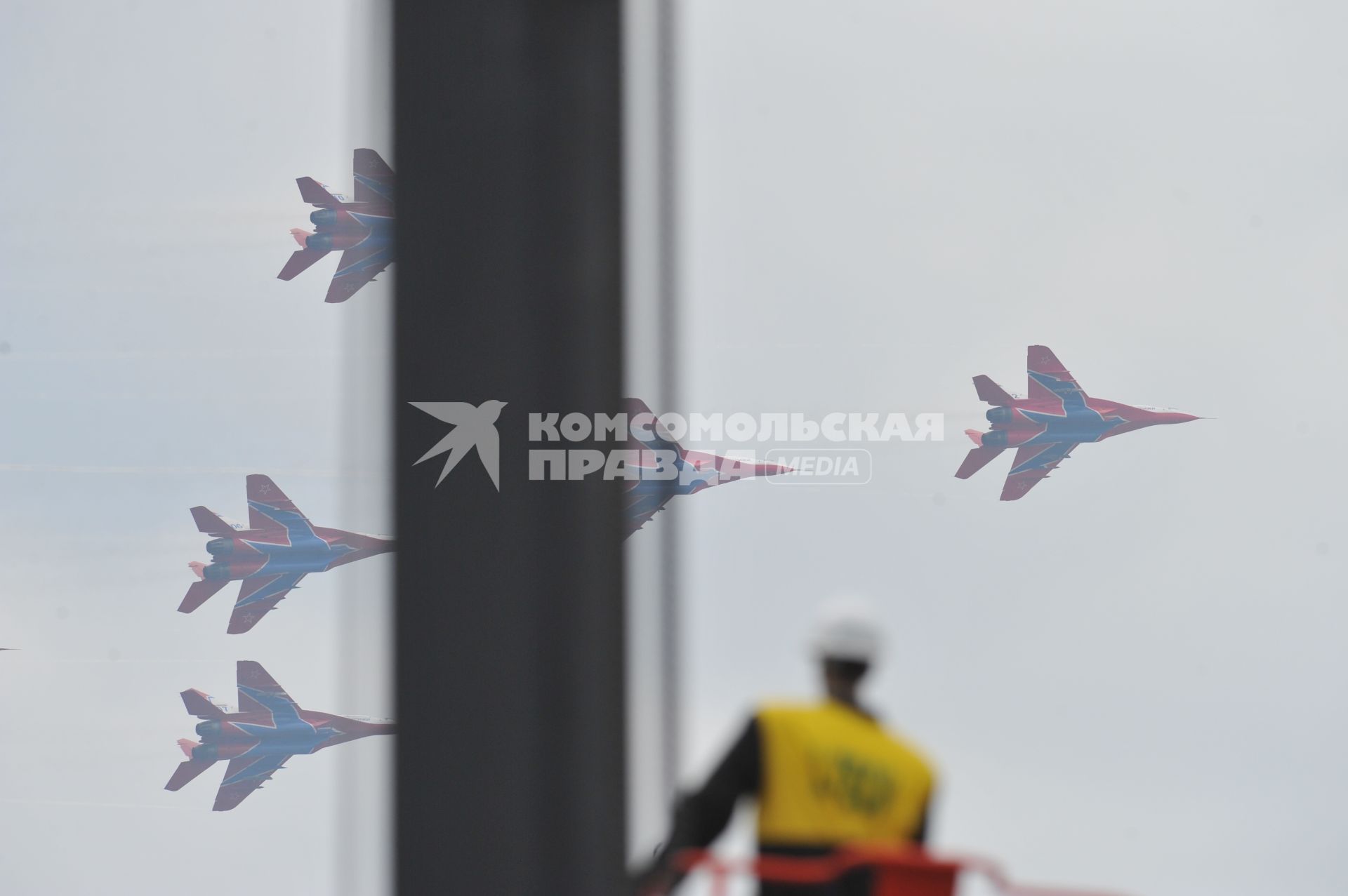 10-й Международный авиационно-космический салон `МАКС-2011`. На снимке выступление пилотажных групп.