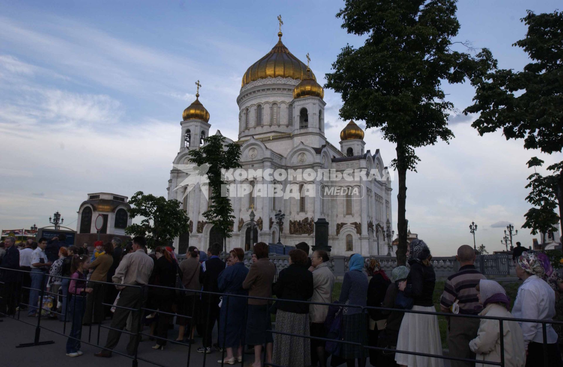 Верующие в очереди к золотому ковчегу со стопой первого ученика Иисуса Христа святого апостола Андрея Первозванного, доставленному в храм Христа Спасителя.