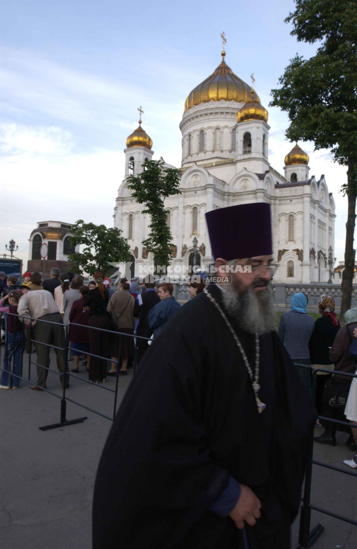 Верующие в очереди к золотому ковчегу со стопой первого ученика Иисуса Христа святого апостола Андрея Первозванного, доставленному в храм Христа Спасителя. Священник.