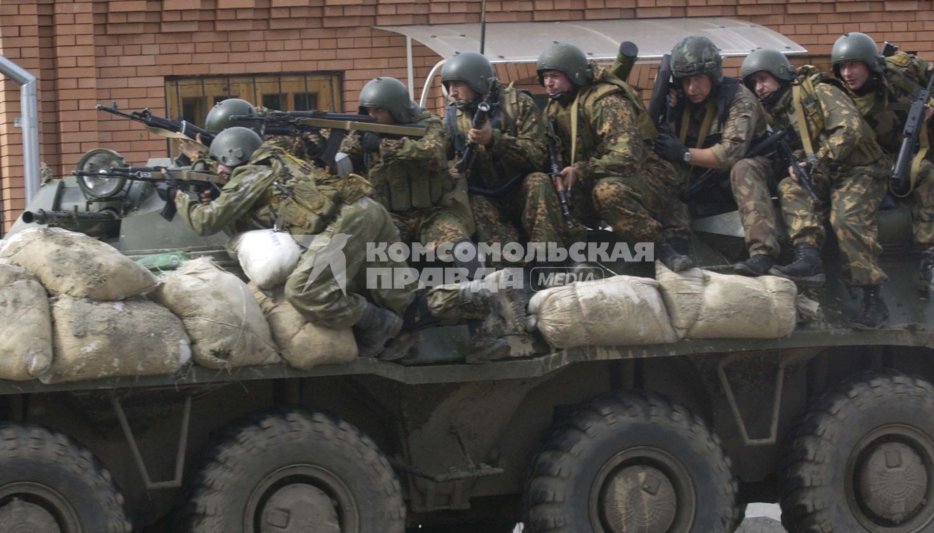 Захват заложников террористами в школе   1 города Беслан. Бойцы спецназа на бронетранспортере во время штурма школы