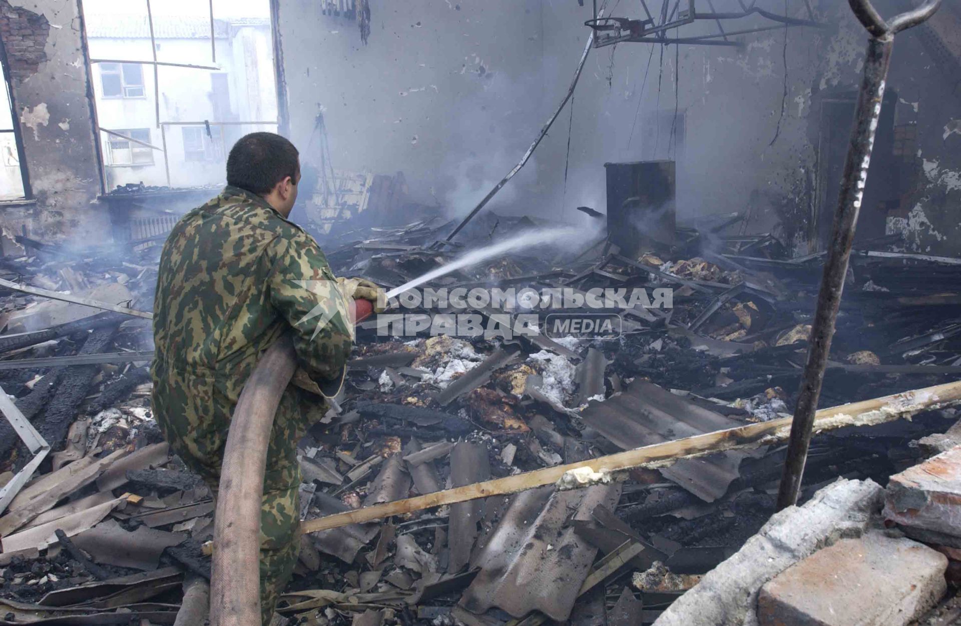 Захват заложников террористами в школе   1 города Беслан. Тушение завалов после взрыва и штурма.