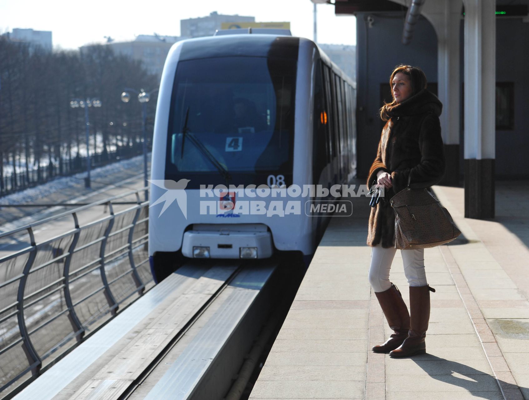 Московская монорельсовая транспортная система (ММТС). На снимке: пассжирка и монорельсовый поезд.