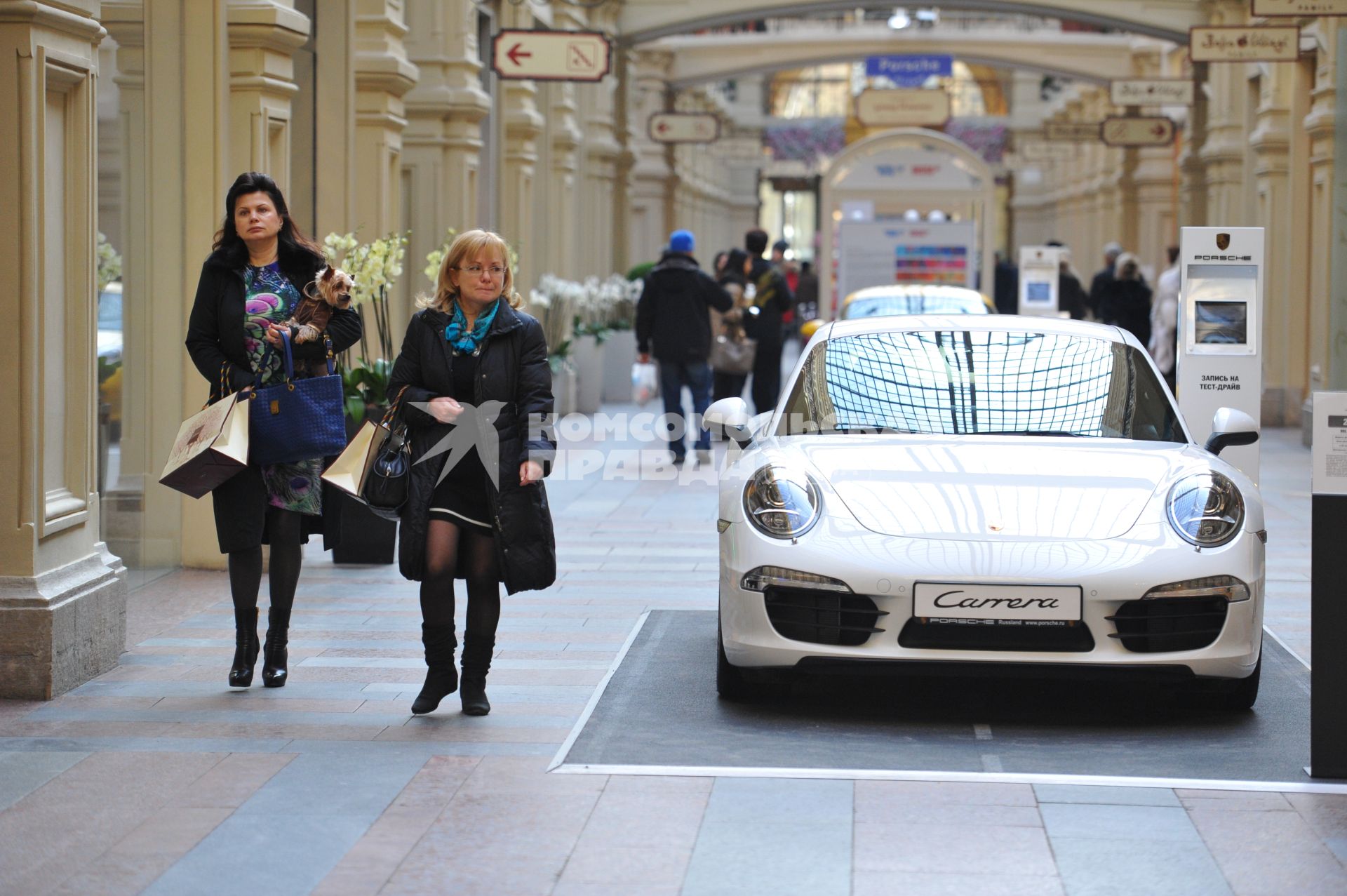 ГУМ. Выставка автомобилей Porsche. Экспозиция `Улица Порше`. На снимке: автомобиль Porsche Carrera.