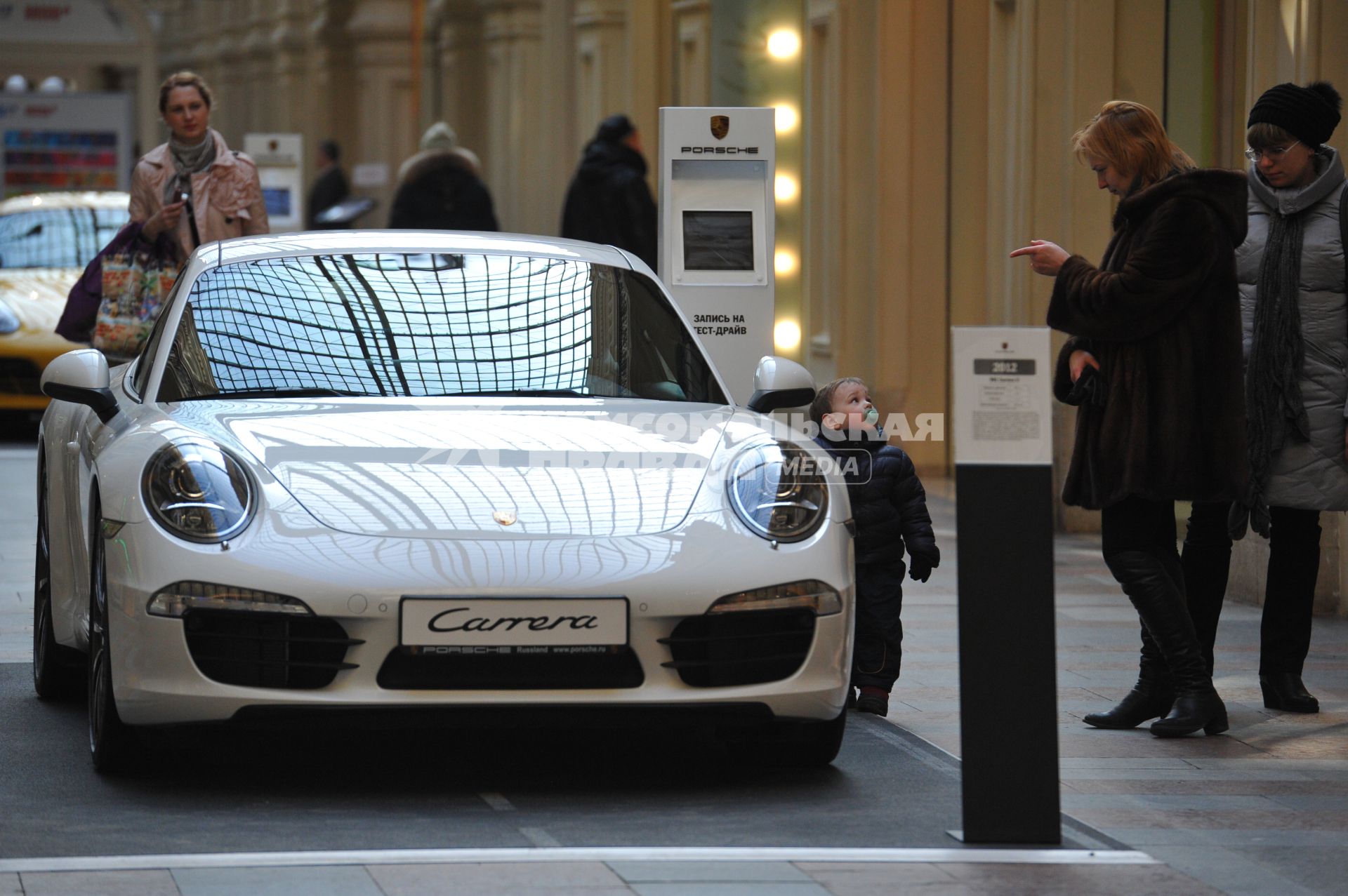 ГУМ. Выставка автомобилей Porsche. Экспозиция `Улица Порше`. На снимке: автомобиль Porsche Carrera.