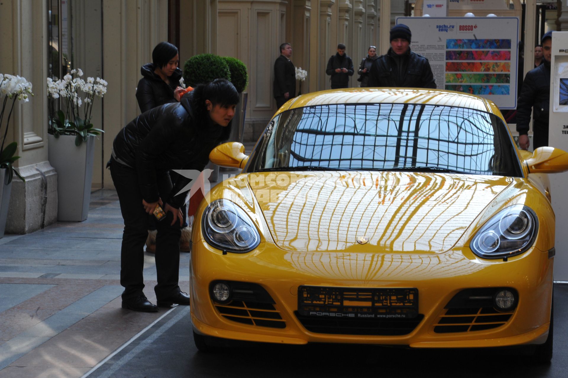 ГУМ. Выставка автомобилей Porsche. Экспозиция `Улица Порше`. На снимке: автомобиль Porsche.