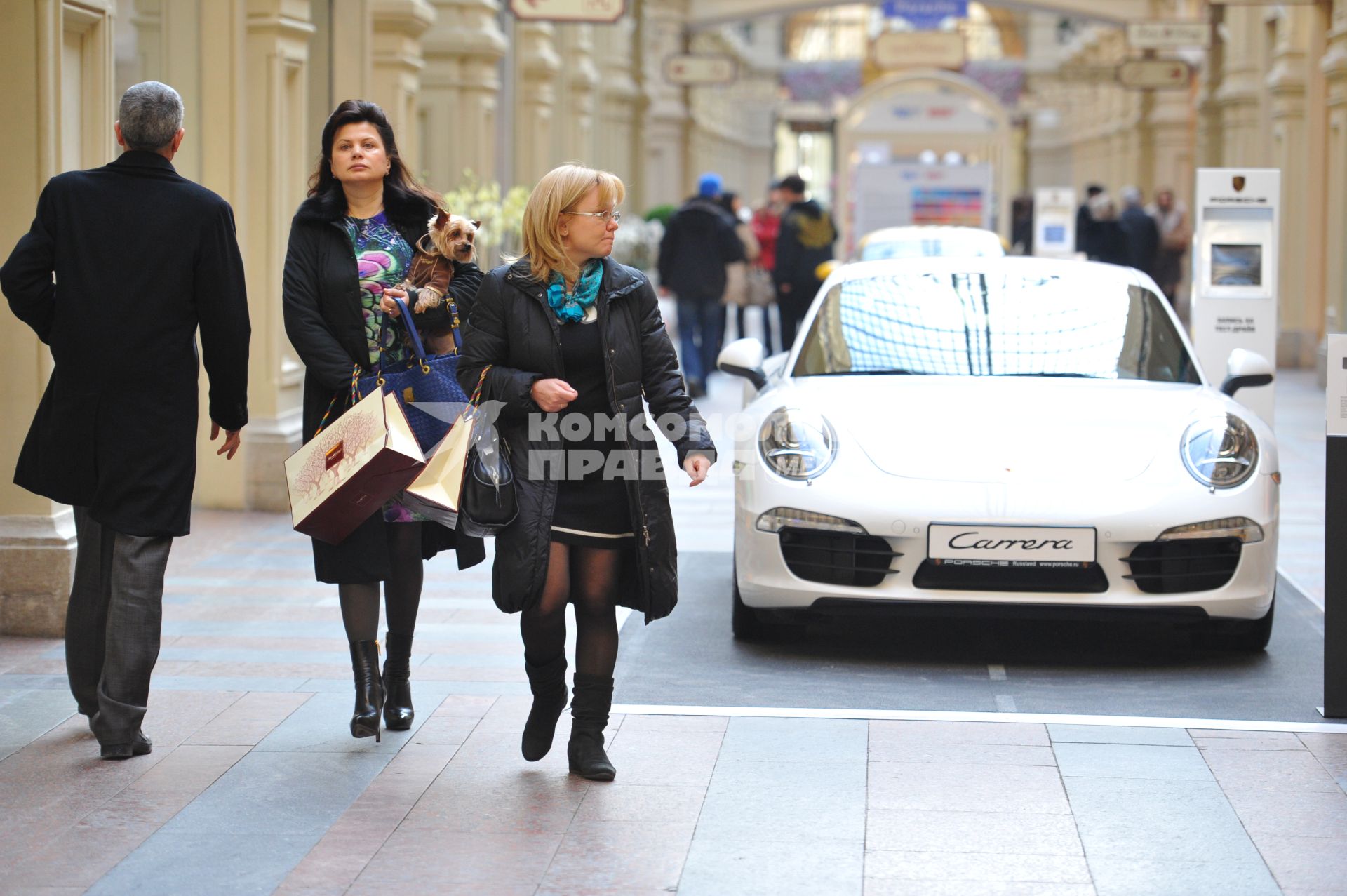 ГУМ. Выставка автомобилей Porsche. Экспозиция `Улица Порше`. На снимке: автомобиль Porsche Carrera.