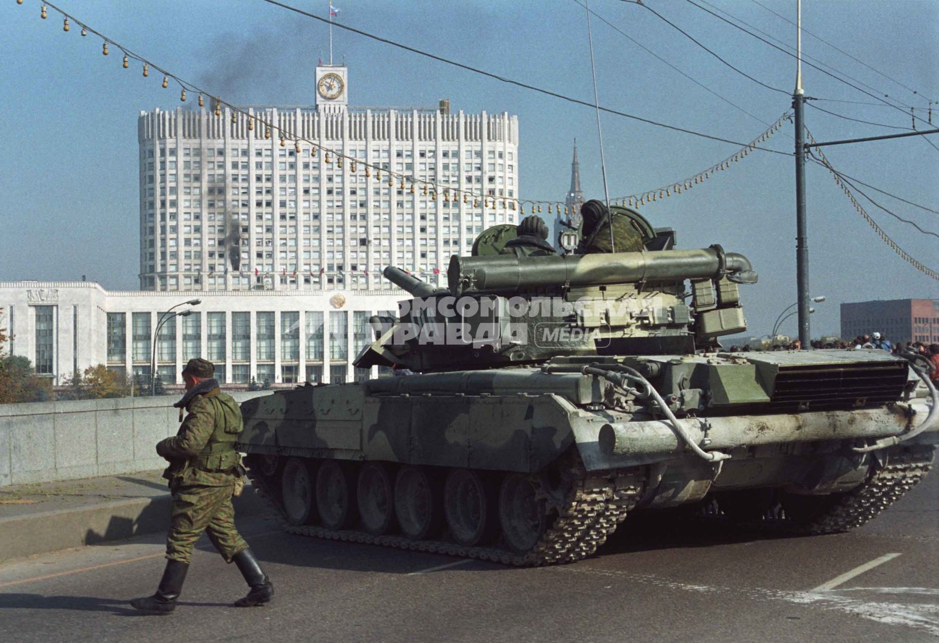 Москва, 1993 год, Октябрьский мятеж. Танк у Дома Советов РФ.