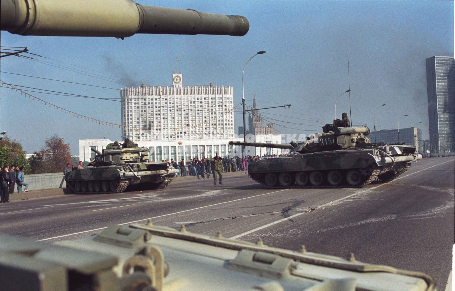 Москва, 1993 год, Октябрьский мятеж. Танки у Дома Советов РФ.