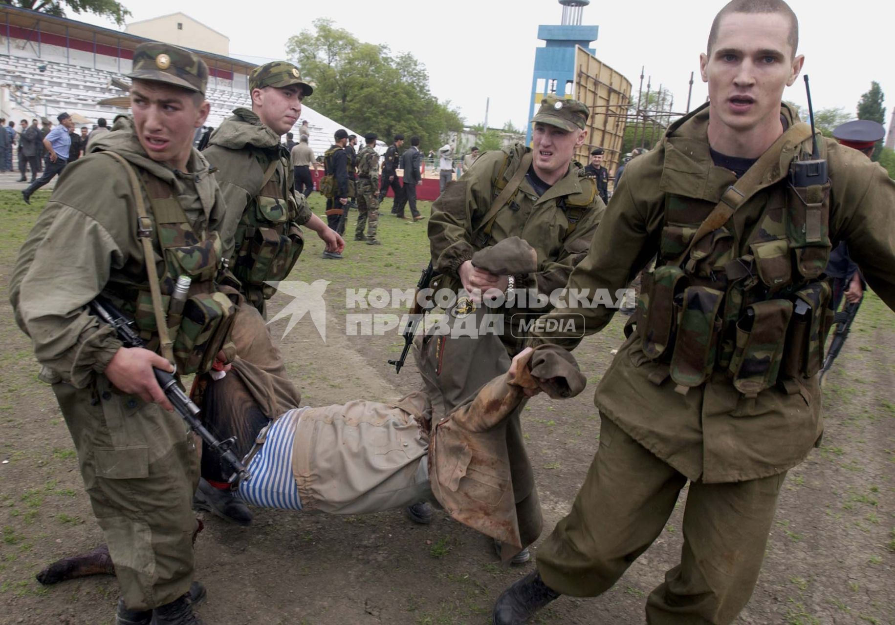 Теракт 9 мая 2004 года на стадионе в Грозном. Военные несут тело погибшего при взрыве командующего Объединенной группировкой войск на Северном Кавказе генерала Валерия Баранова.