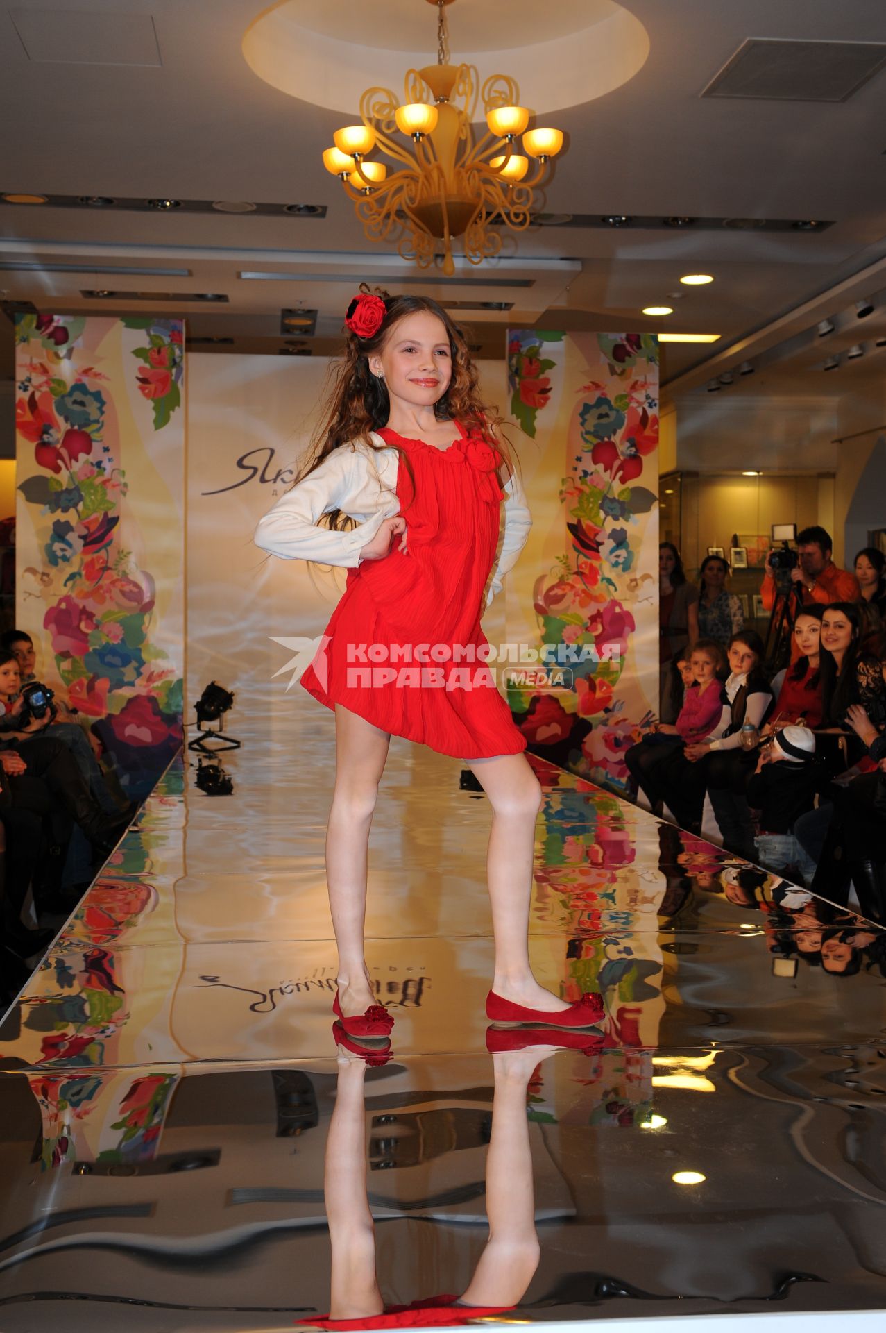 Детская Галерея `Якиманка`. 5-ая Yakimanka Kids Fashion Week. На снимке: юная модель на подиуме.