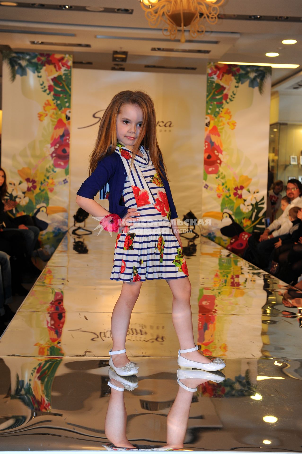 Детская Галерея `Якиманка`. 5-ая Yakimanka Kids Fashion Week. На снимке: юная модель на подиуме.