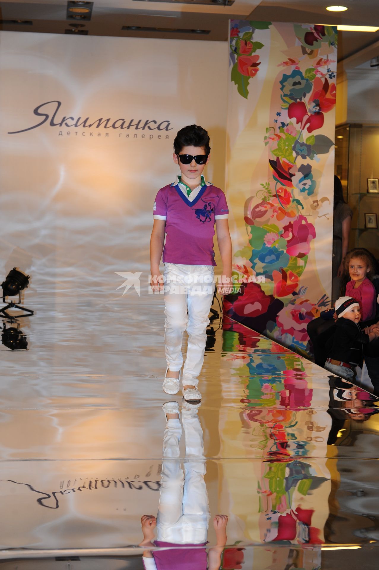 Детская Галерея `Якиманка`. 5-ая Yakimanka Kids Fashion Week. На снимке: юная модель на подиуме.