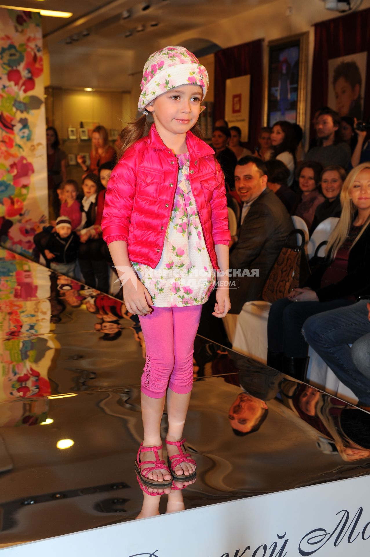 Детская Галерея `Якиманка`. 5-ая Yakimanka Kids Fashion Week. На снимке: юная модель на подиуме.