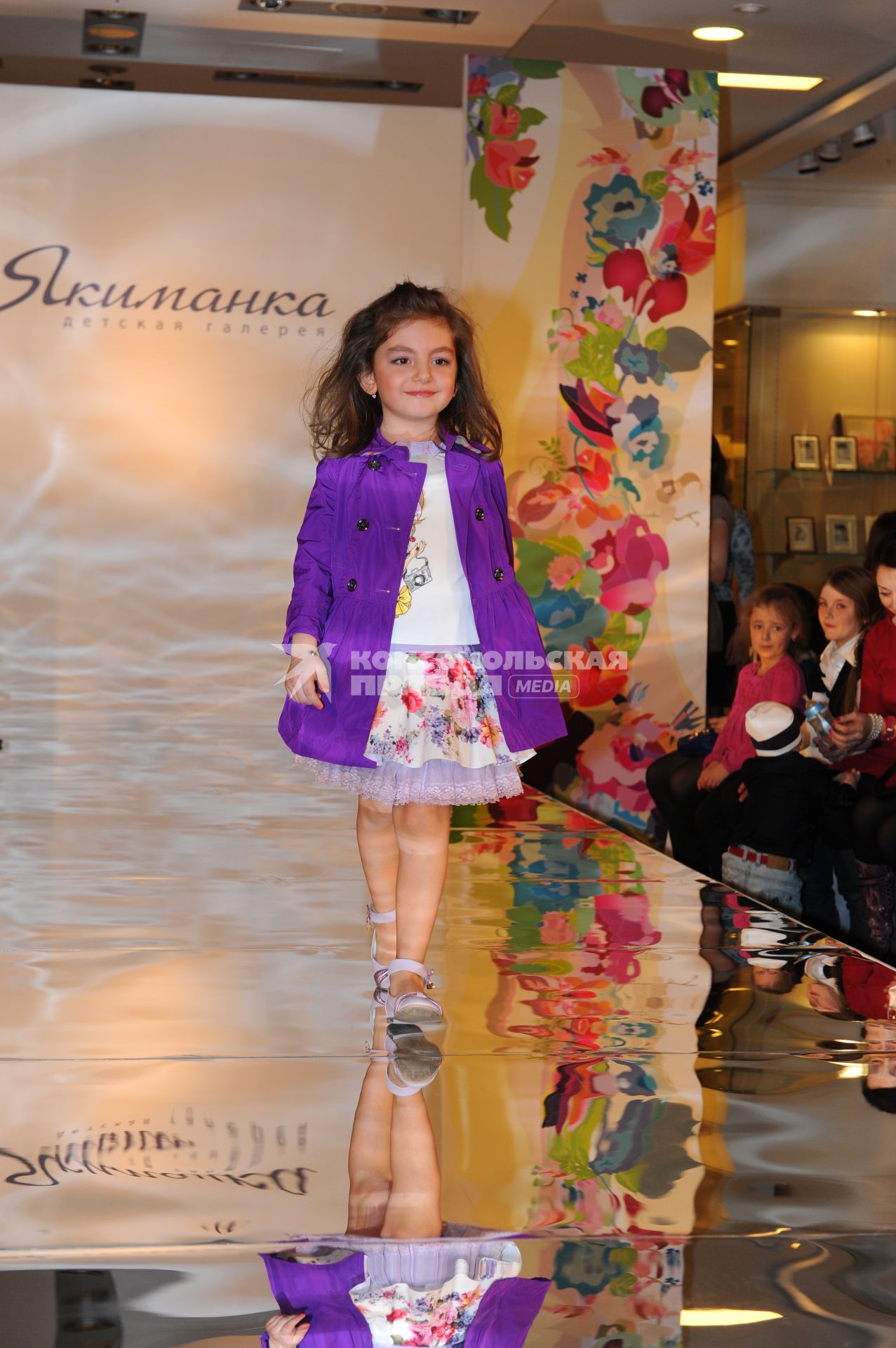 Детская Галерея `Якиманка`. 5-ая Yakimanka Kids Fashion Week. На снимке: юная модель на подиуме.