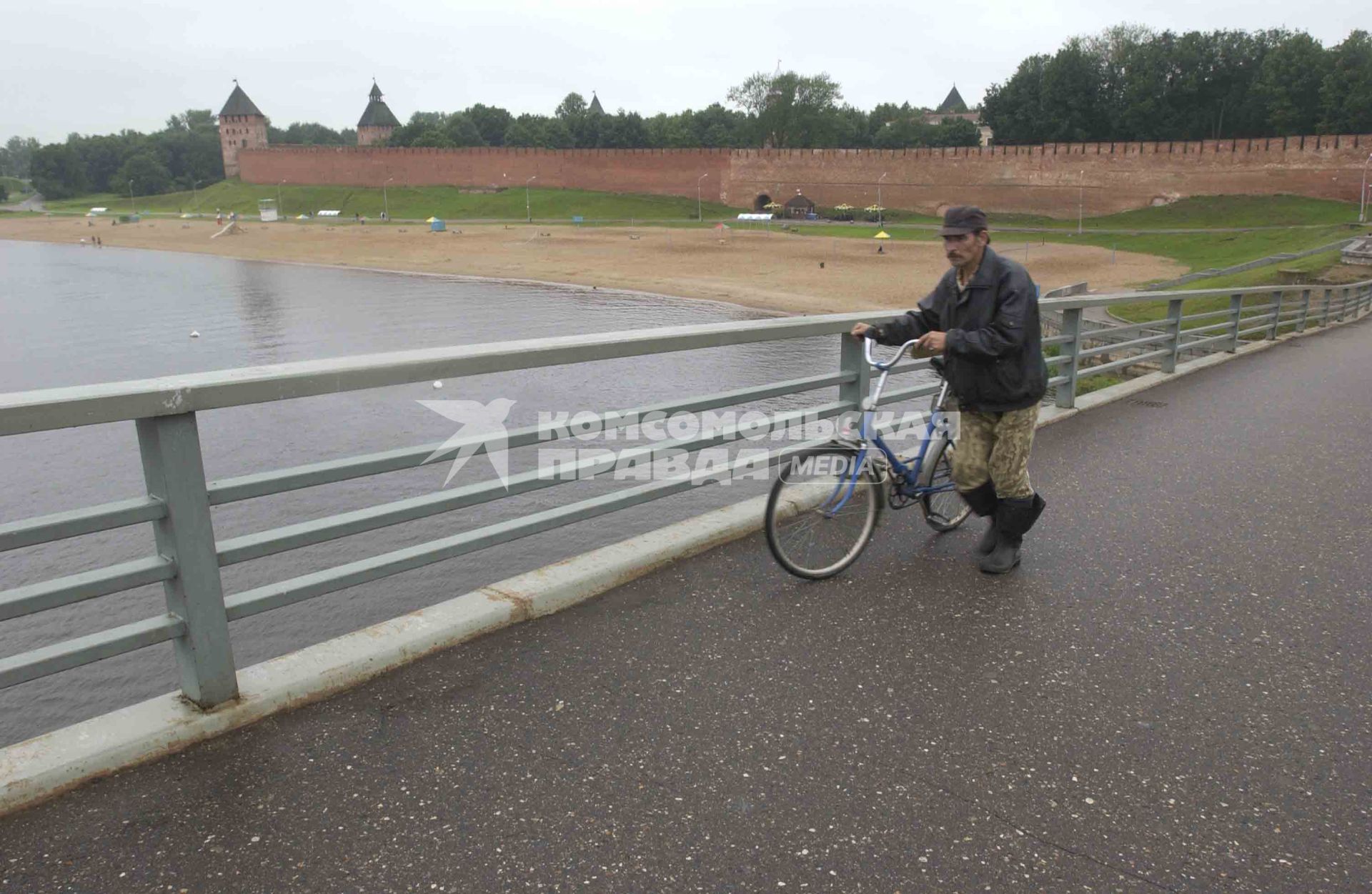 Великий Новгород. Вид на Новгородский Кремль с моста через Волхов.