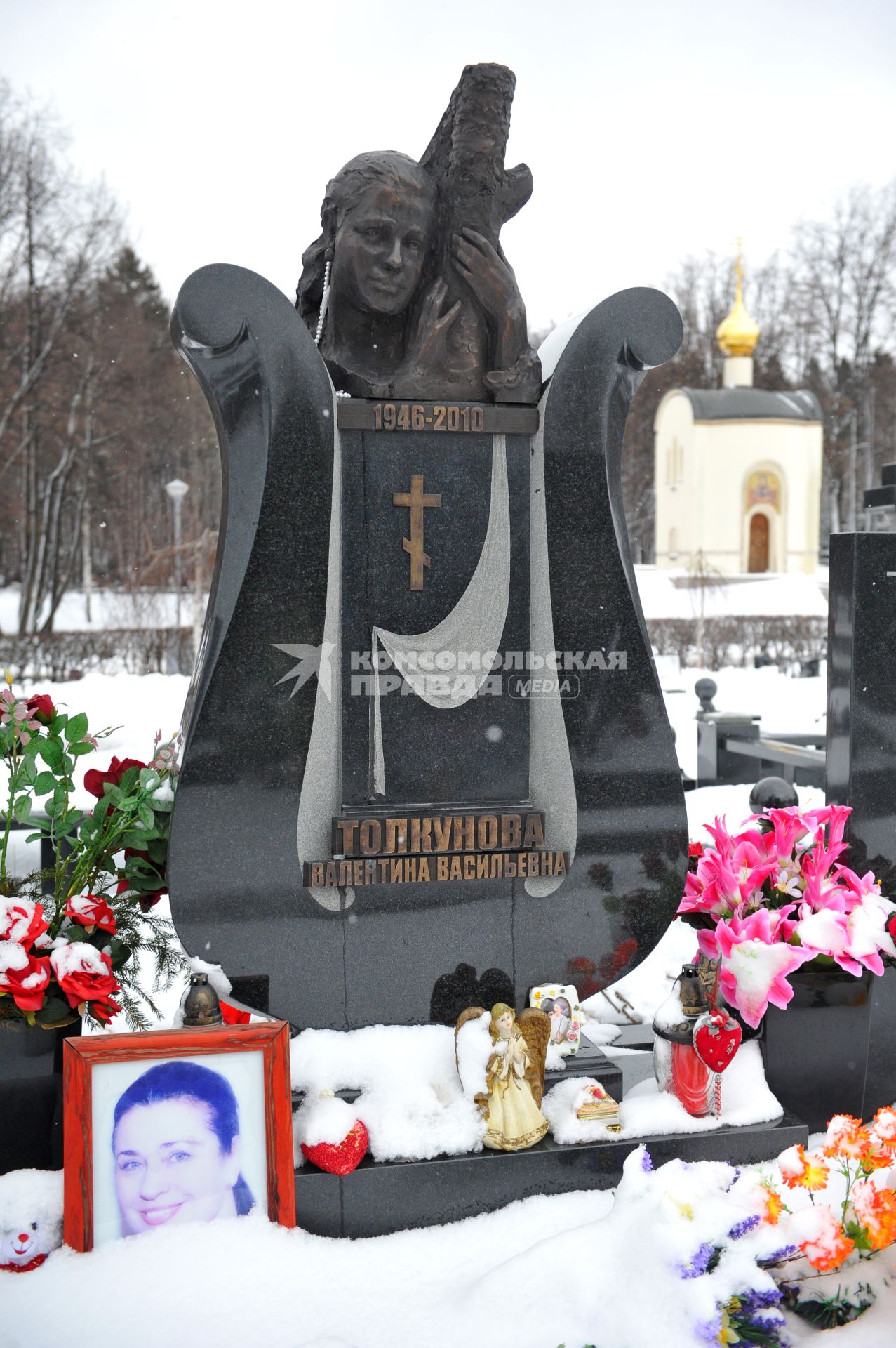 Троекуровское кладбище. Надгробный памятник на могиле певицы Валентины Толкуновой.