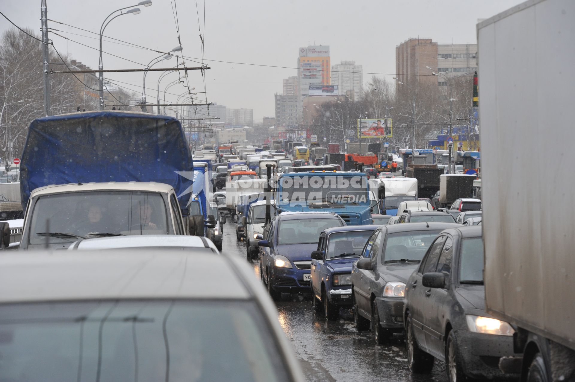 Мегаполис. Проблемы автомобильного движения. На снимке: плотный автомобильный поток на дороге.