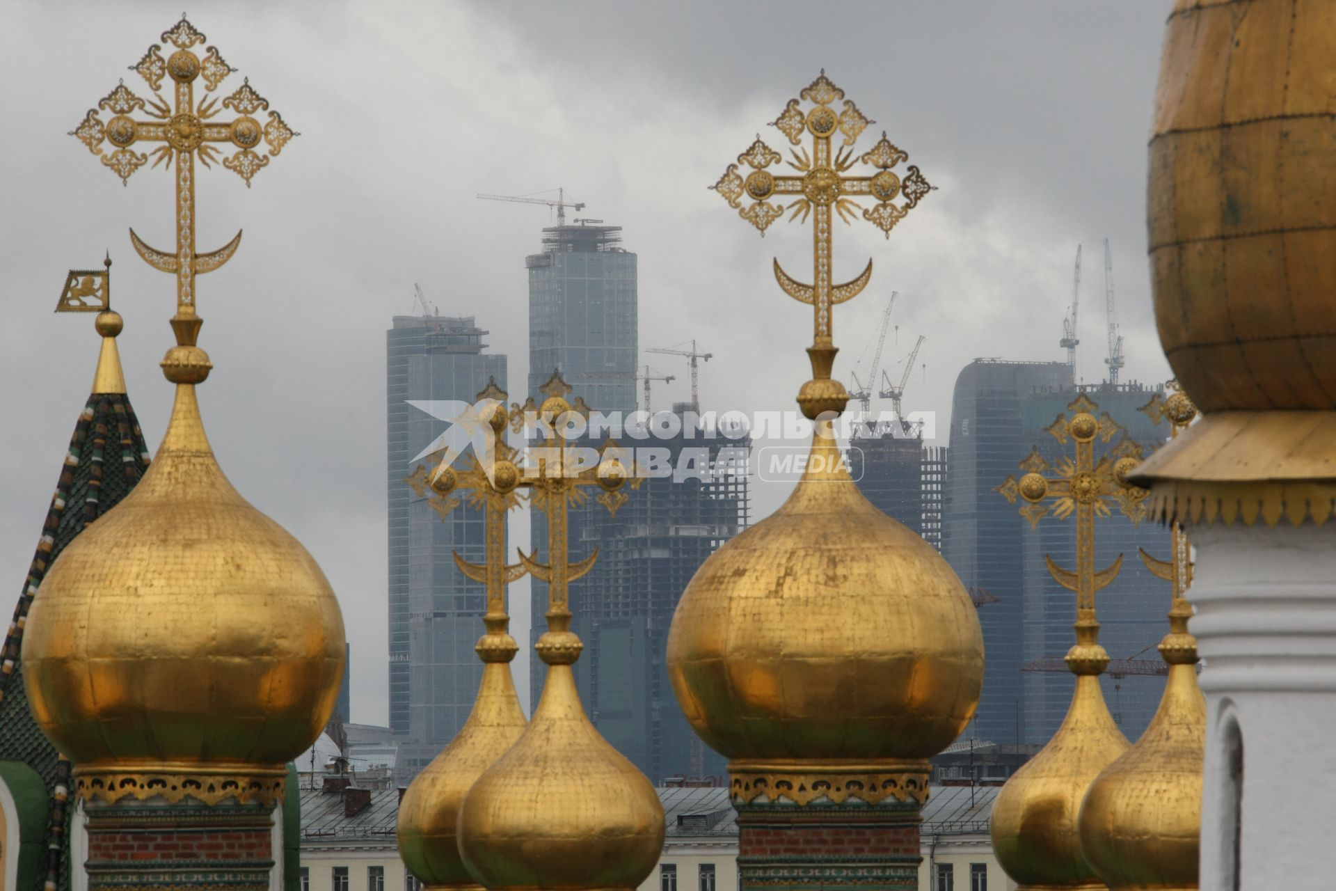 Купола Московского Кремля. На снимке: православные кресты на золоченых куполах Кремля.