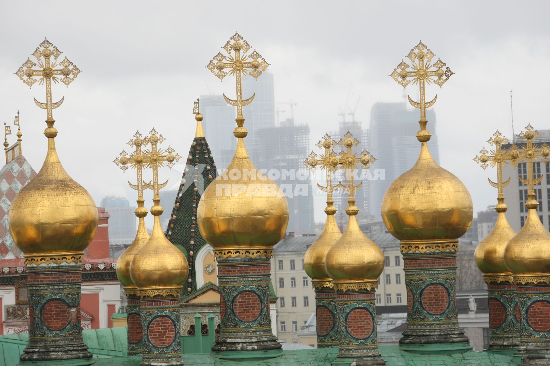 Купола Московского Кремля. На снимке: православные кресты на золоченых куполах Кремля.