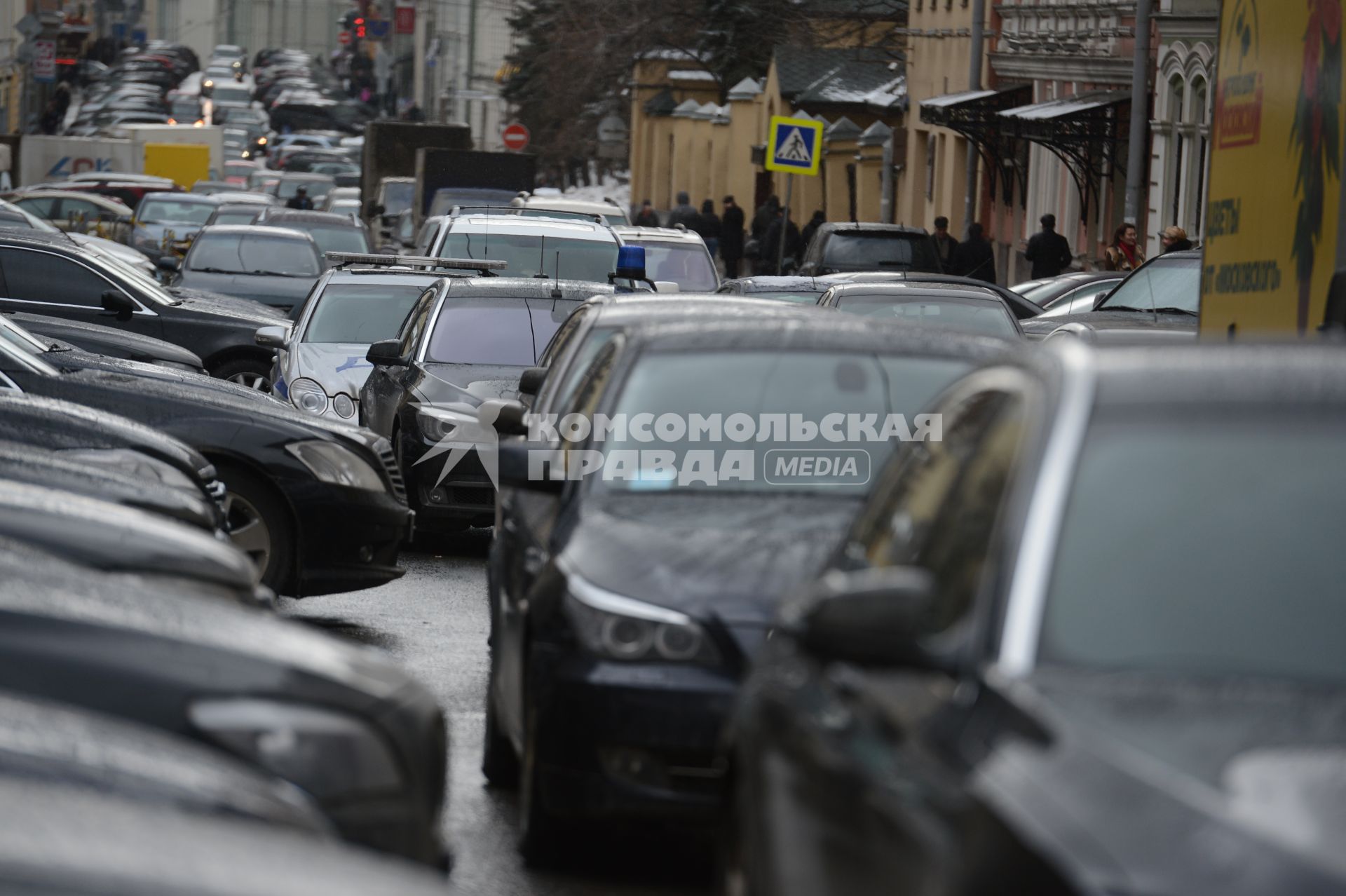 Мегаполис. Проблемы автомобильного движения. На снимке: плотный автомобильный поток на дороге.