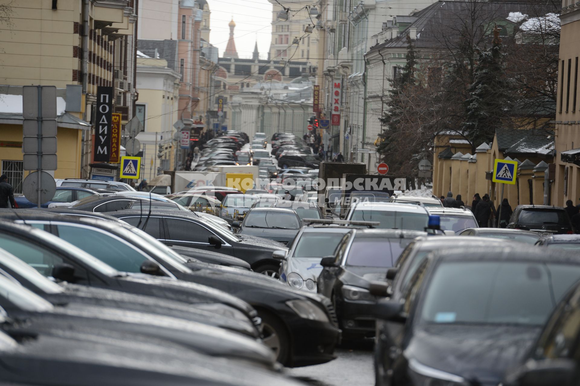 Мегаполис. Проблемы автомобильного движения. На снимке: плотный автомобильный поток на дороге.