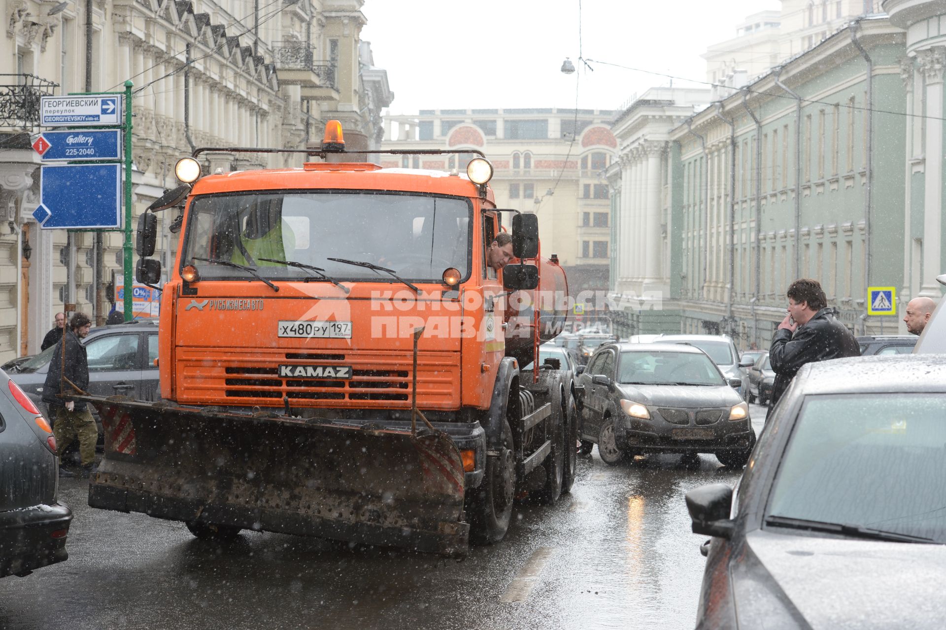 Грузовой автомобиль `КамАЗ` на городской улице.