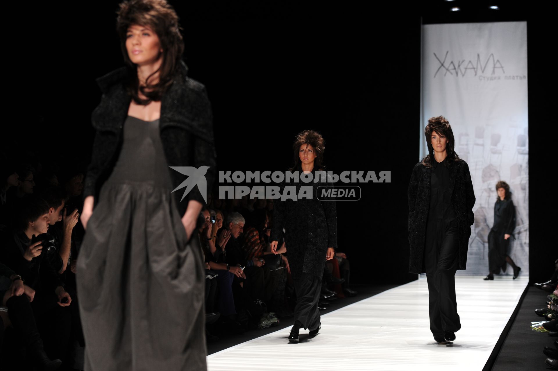 Конгресс-центр ЦМТ. Неделя моды Mercedes-Benz Fashion Week Russia сезона Осень-Зима/2012-2013. Показ коллекции одежды `ХакаМа`. На снимке: модели на подиуме.