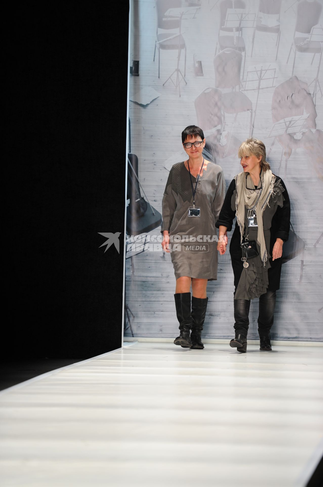 Конгресс-центр ЦМТ. Неделя моды Mercedes-Benz Fashion Week Russia сезона Осень-Зима/2012-2013. Показ коллекции одежды `ХакаМа`. На снимке: дизайнеры Ирина Хакамада и Елена Макашова (слева направо).