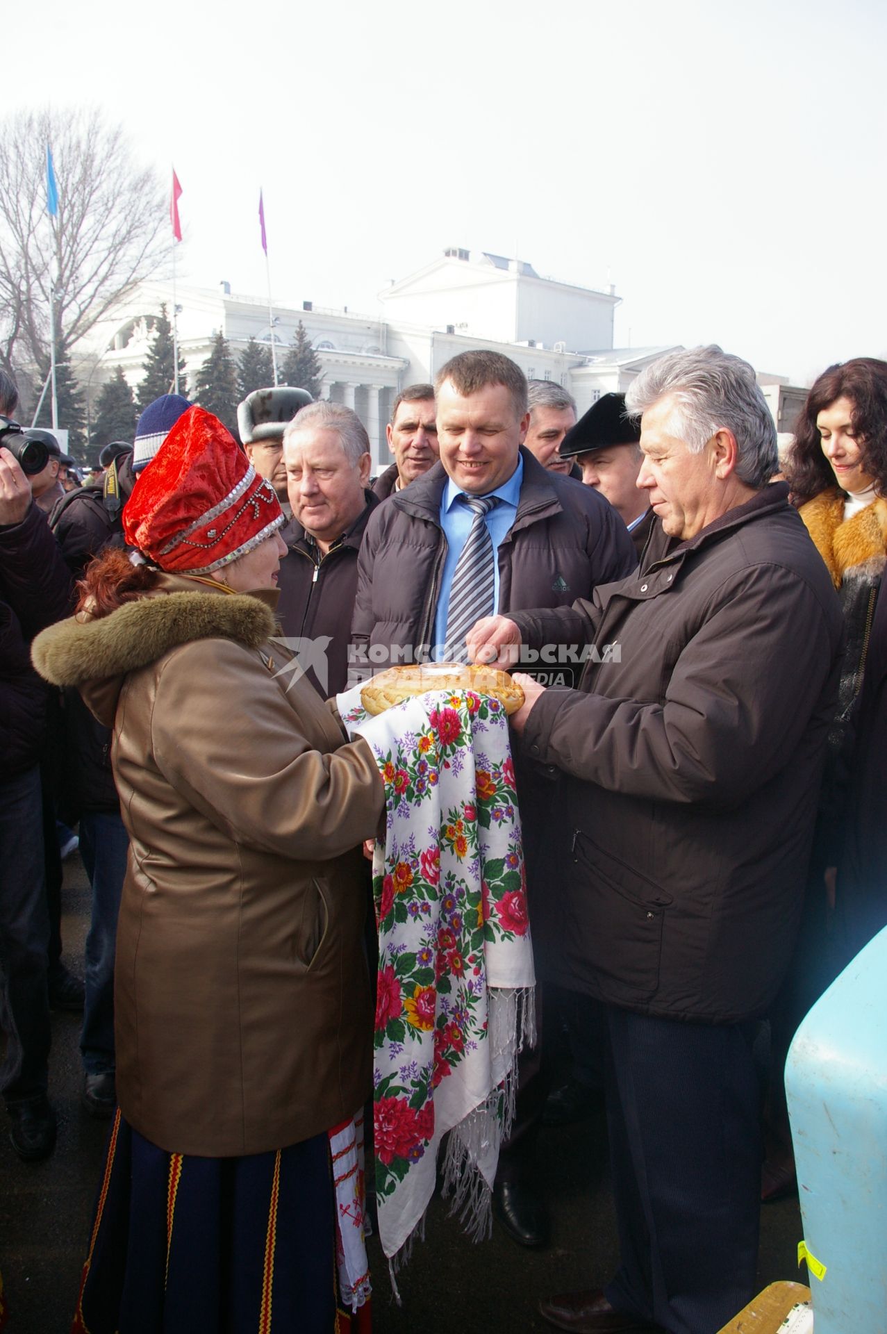 Продовольственная ярмарка на центральной площади Саратова.  На снимке: губернатор Саратовской области Павел Ипатов.