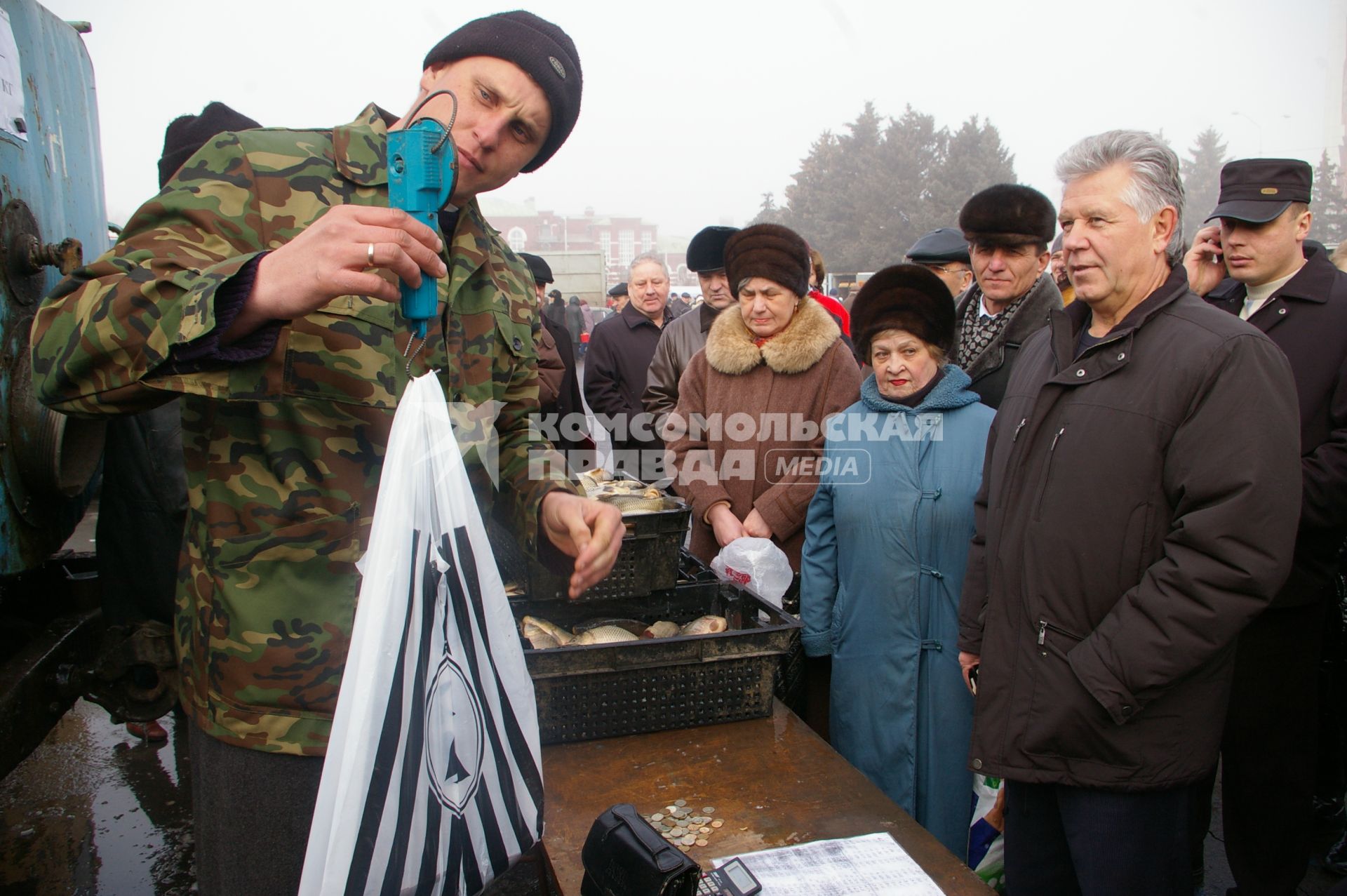 Продовольственная ярмарка на центральной площади Саратова.  На снимке: губернатор Саратовской области Павел Ипатов.