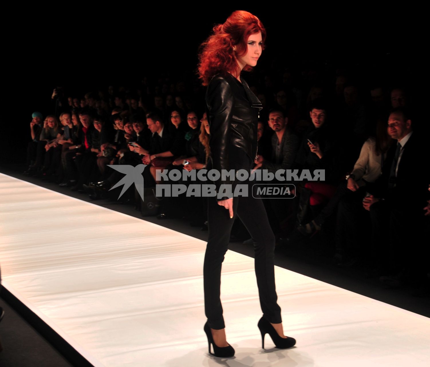 Неделя моды Mercedes-Benz Fashion Week Russia. Показ коллекций французского Fashion TV `I love fashion`. На снимке: член общественного совета движения МГЕР Анна Чапман на подиуме.