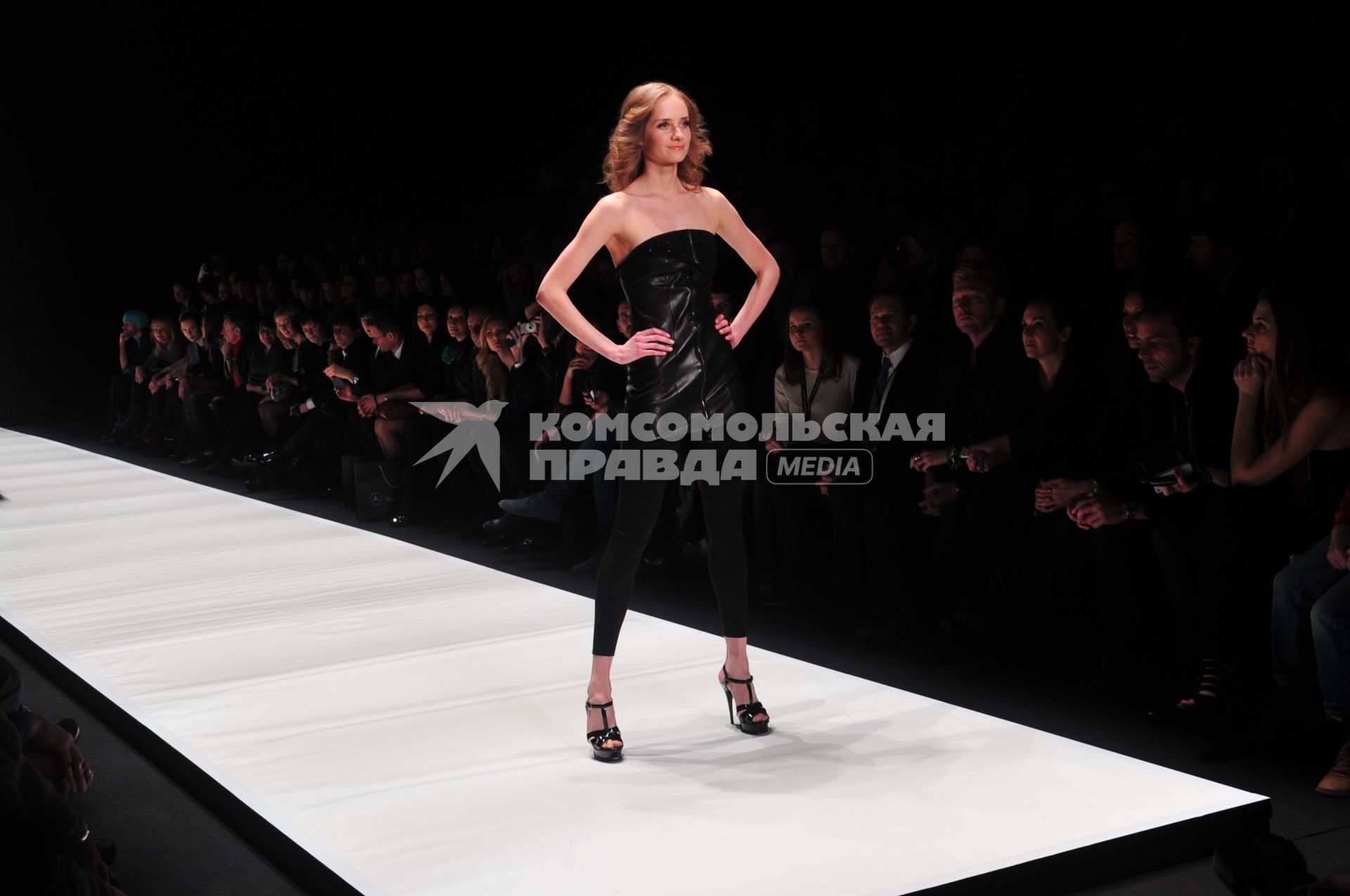 Неделя моды Mercedes-Benz Fashion Week Russia. Показ коллекций французского Fashion TV `I love fashion`. На снимке: модель на подиуме.