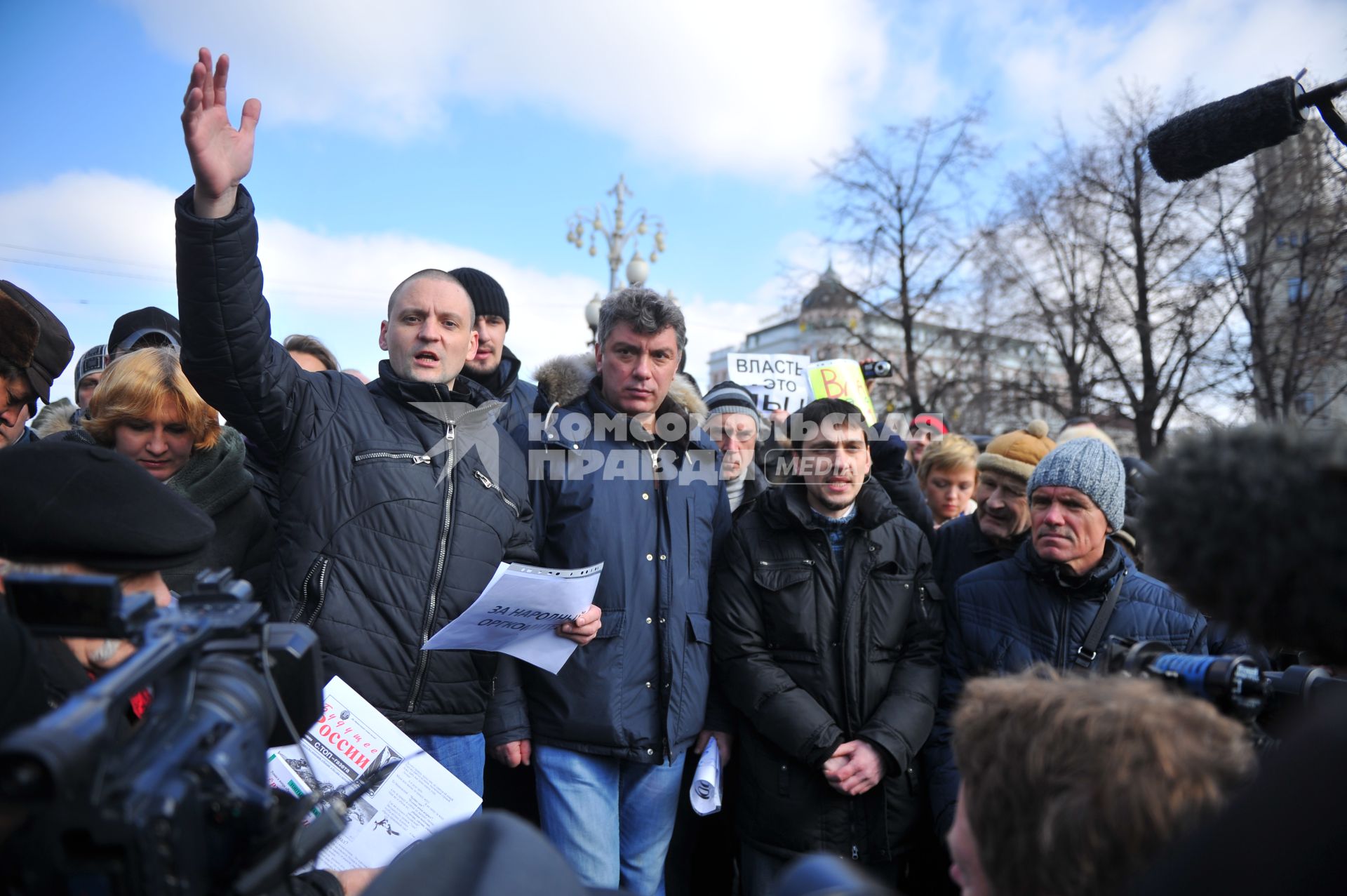 Митинг `За честные выборы` на Пушкинской площади. На снимке: российский леворадикальный политический деятель Удальцов Сергей (слева), сопредседатель незарегистрированной Партии народной свободы (ПАРНАС) Борис Немцов и участники митинга.