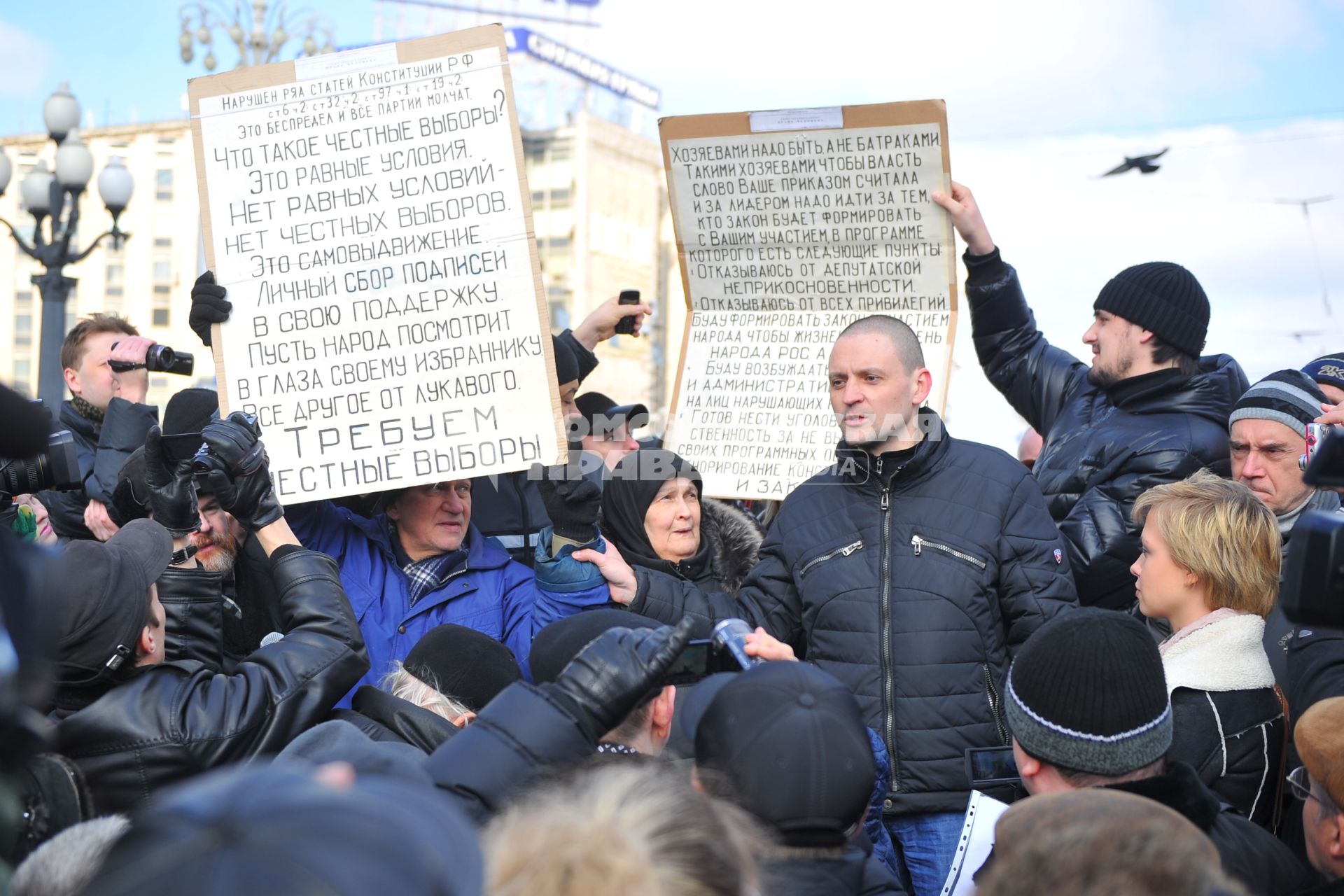 Митинг `За честные выборы` на Пушкинской площади. На снимке: российский леворадикальный политический деятель Удальцов Сергей и участники митинга.