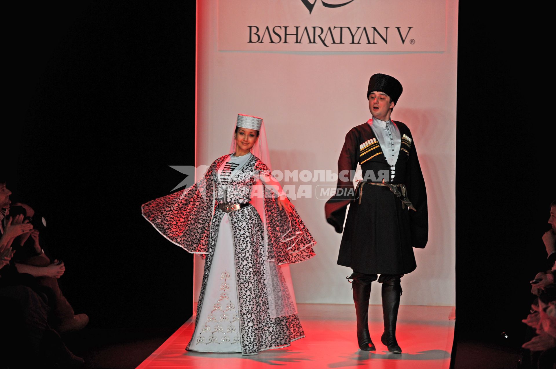 Закрытие Mercedes-Benz Fashion Week Russia. Показ коллекции марки Basharatyan V британского дизайнера Виктории Башаратьян. На снимке: модель на подиуме.