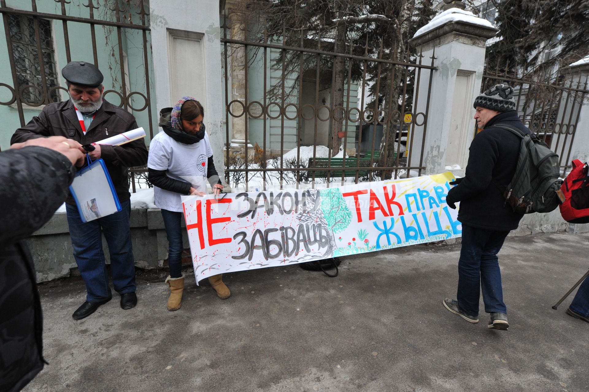 У посольства Белоруссии в Москве прошел пикет. На снимке: участники  акции против смертной казни в Белоруссии. Храм Косьмы и Дамиана на Маросейке (на заднем плане).