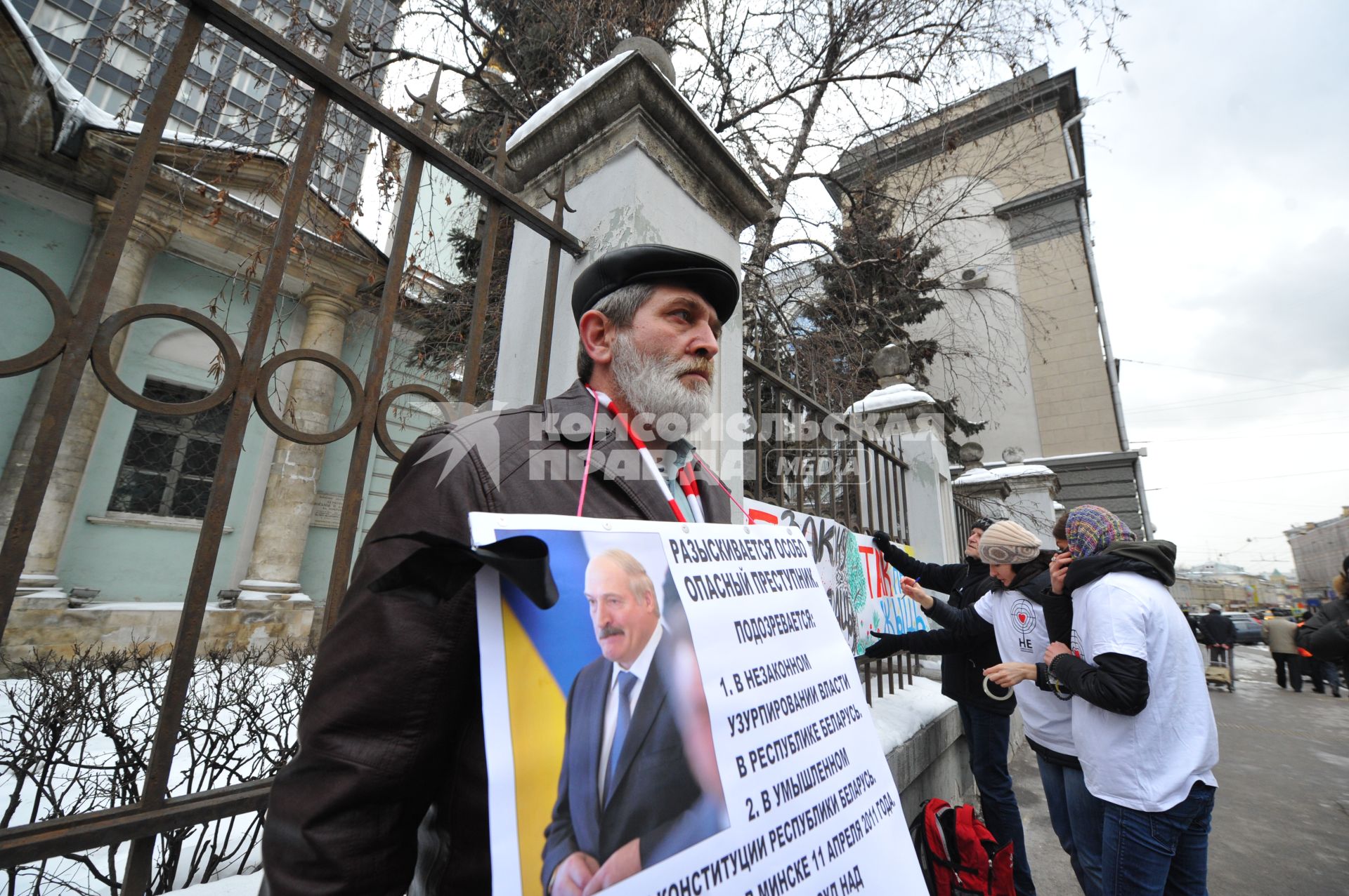 У посольства Белоруссии в Москве прошел пикет. На снимке: участники  акции против смертной казни в Белоруссии. Храм Косьмы и Дамиана на Маросейке (на заднем плане).