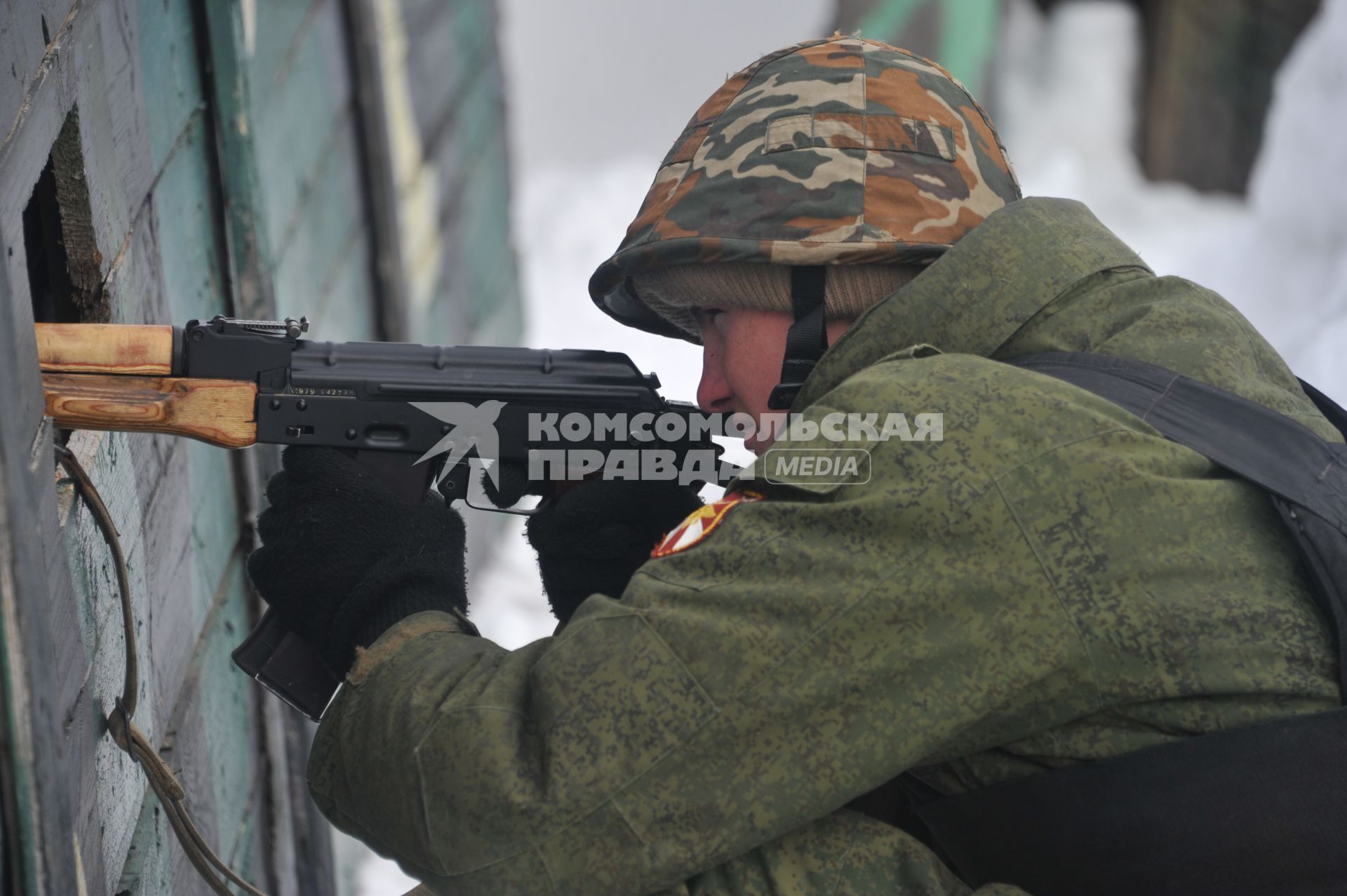 Софринская бригада внутренних войск МВД России. На снимке: проведение военных учений. Перестрелка из укрытия.