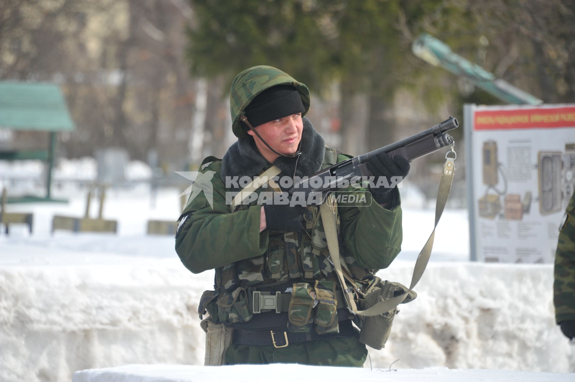 Софринская бригада внутренних войск МВД России. На снимке: проведение военных учений. Военный с сигнальным оружием.