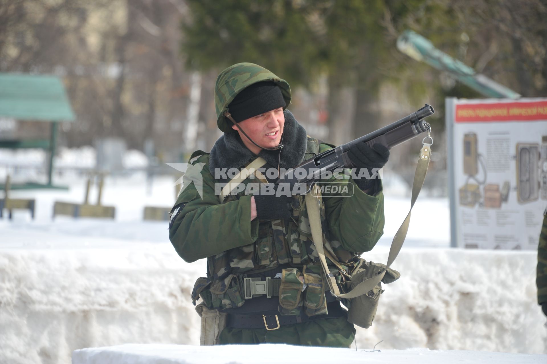 Софринская бригада внутренних войск МВД России. На снимке: проведение военных учений. Военный с сигнальным оружием.