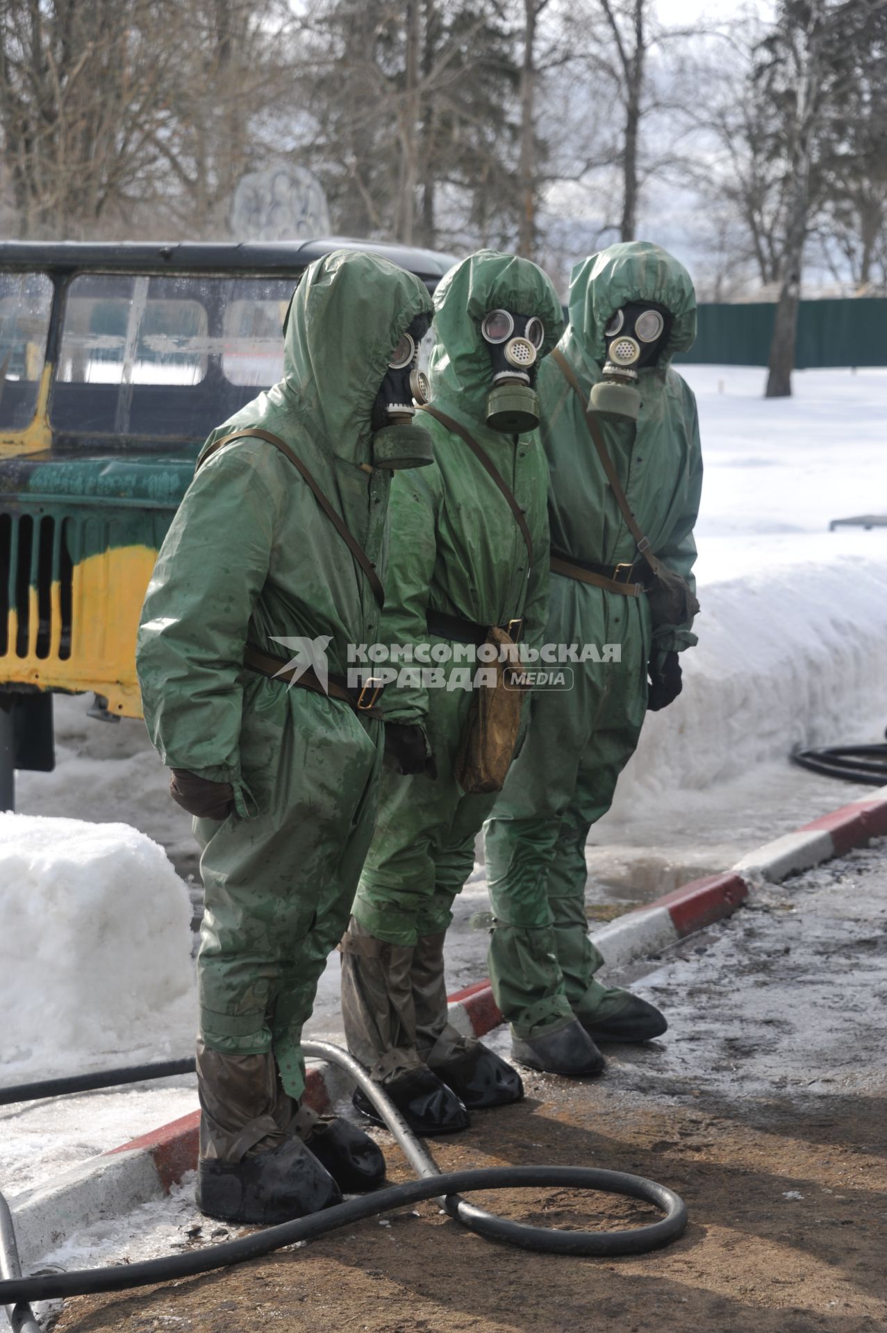 Софринская бригада внутренних войск МВД России. На снимке: проведение военных учений. Военные в ОЗК и противогазах.