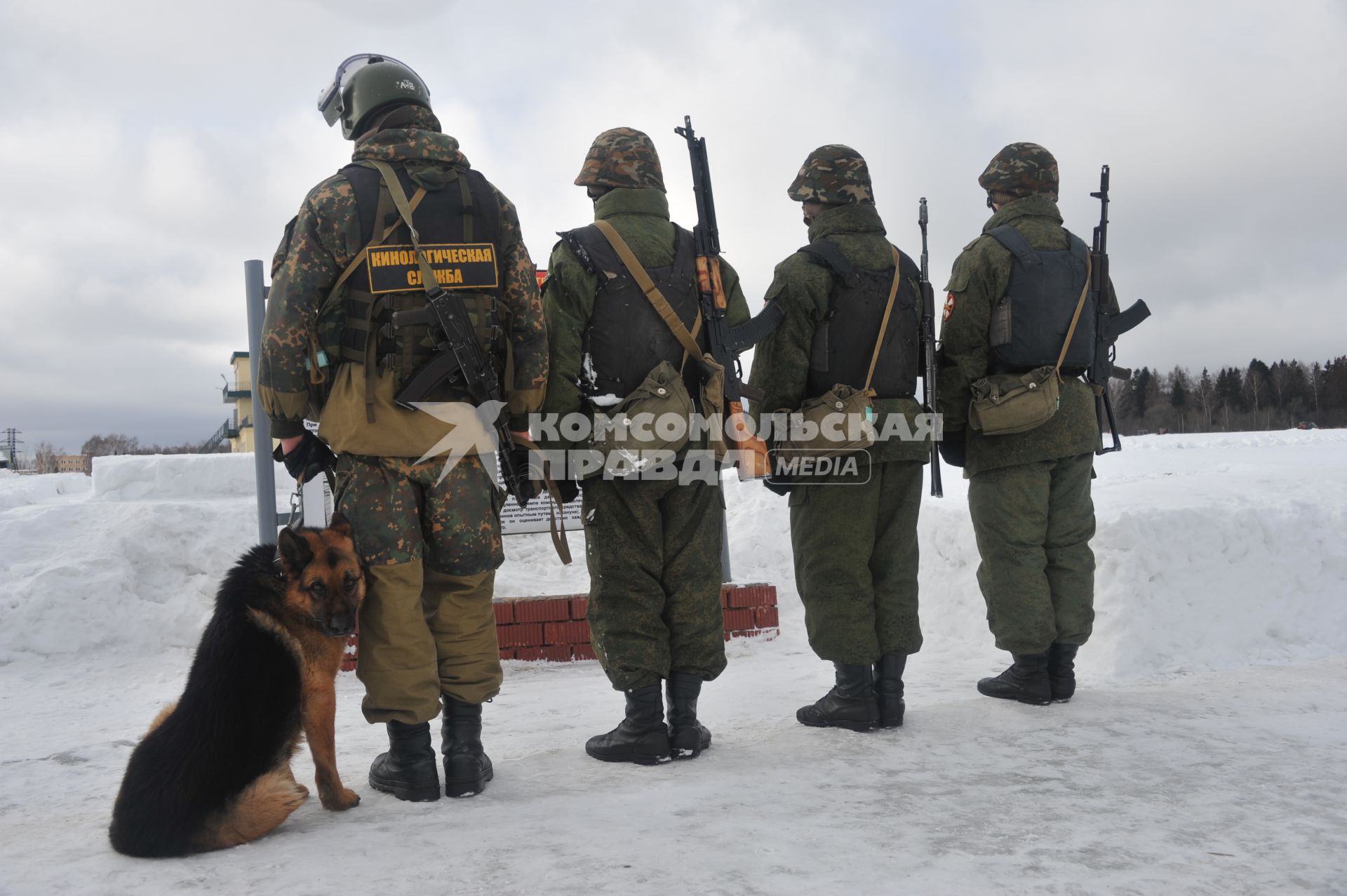 Софринская бригада внутренних войск МВД России. На снимке: проведение военных учений. Кинологическая служба.