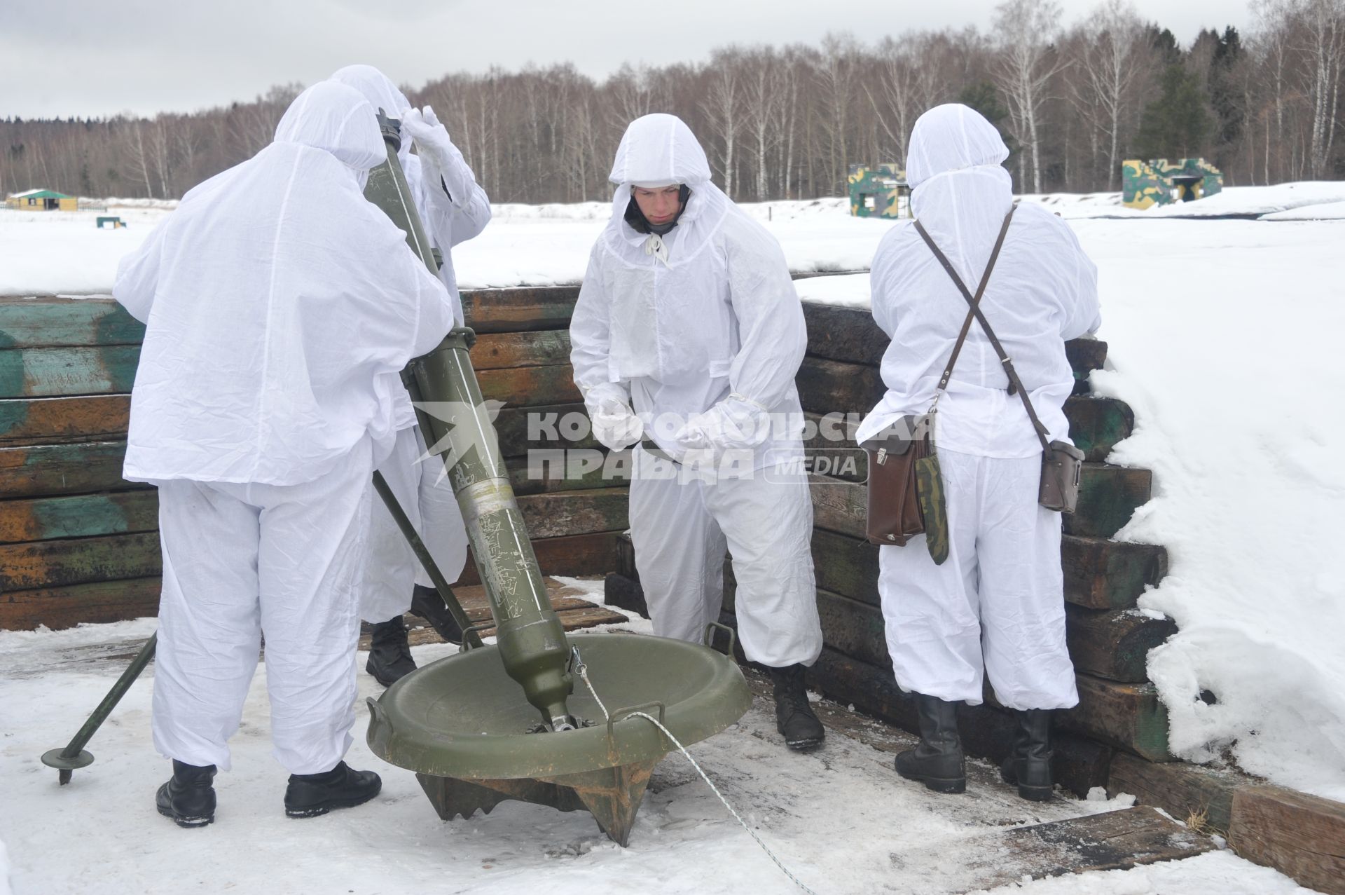 Софринская бригада внутренних войск МВД России. На снимке: проведение военных учений. Миномет