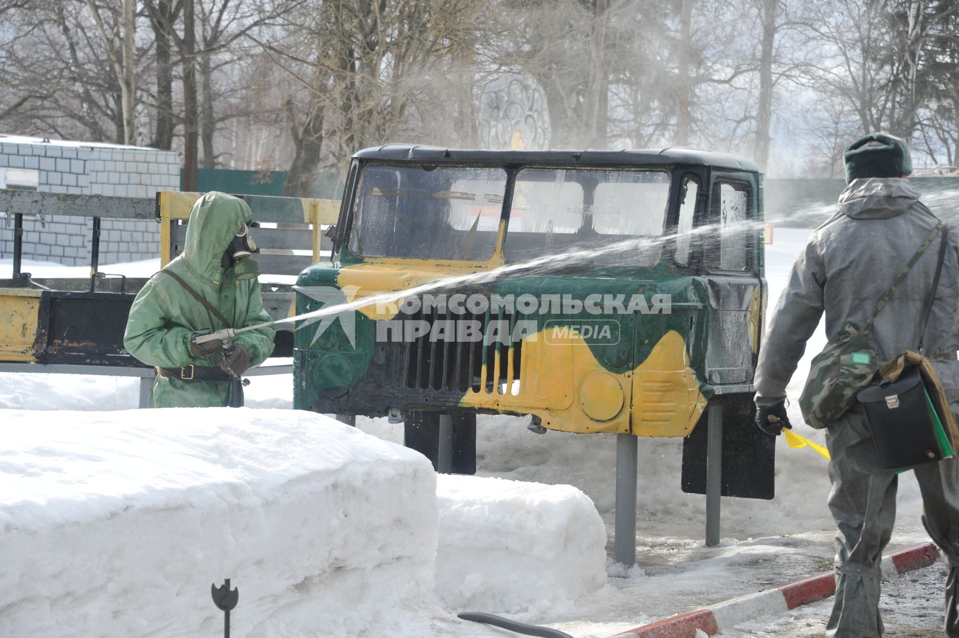 Софринская бригада внутренних войск МВД России. На снимке: проведение военных учений. Дезактивация техники.  Военный в ОЗК и противогазе.