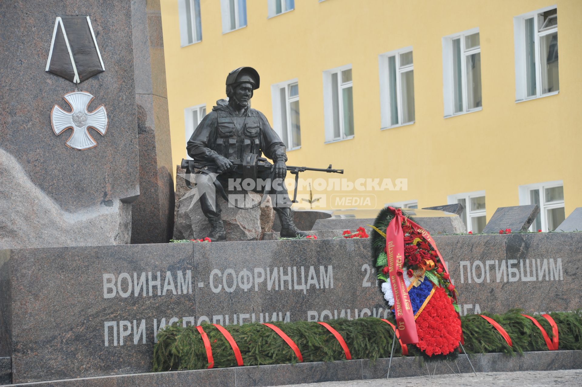 Софринская бригада внутренних войск МВД России. На снимке: мемориальный комплекс памяти воинов, отдавших жизнь при выполнении воинского долга. Возложение венка к памятнику.