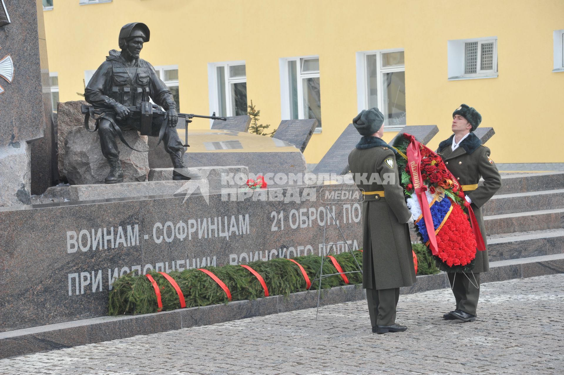 Софринская бригада внутренних войск МВД России. На снимке: мемориальный комплекс памяти воинов, отдавших жизнь при выполнении воинского долга. Возложение венка к памятнику.