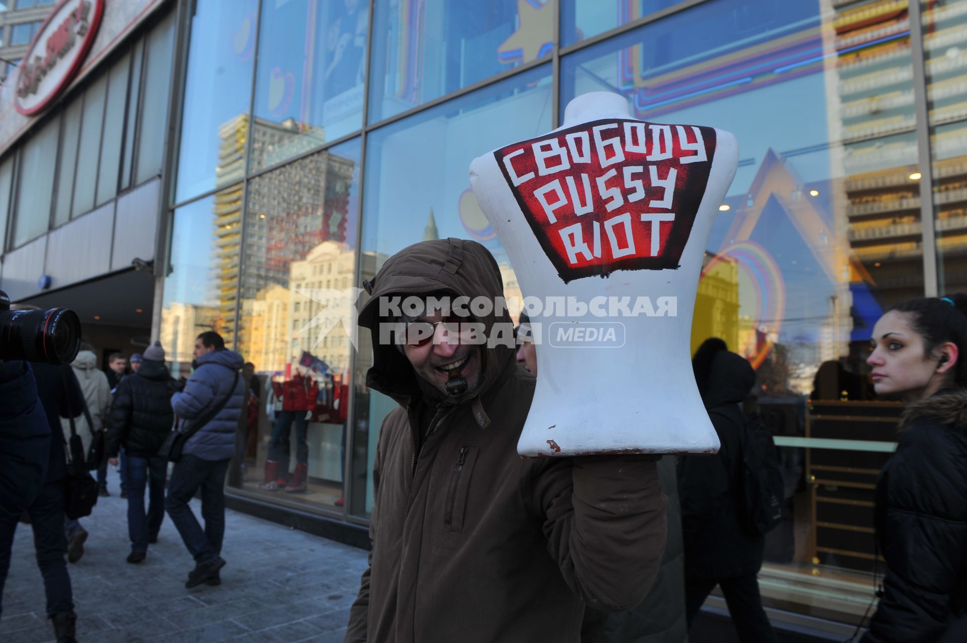 Новый Арбат. Митинг `За честные выборы`, организованный активистами движения `Левый фронт` . На снимке: мужчина держит пластмассовый бюст с надписью `Свобода Pussy Riot`.