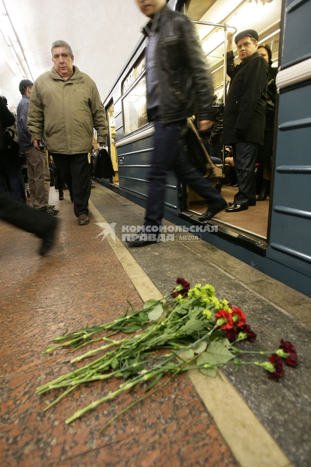 Возложение цветов к месту гибели пассажиров, погибших в результате террористического взрыва на станции метро `Лубянка` 29 марта 2010 года.